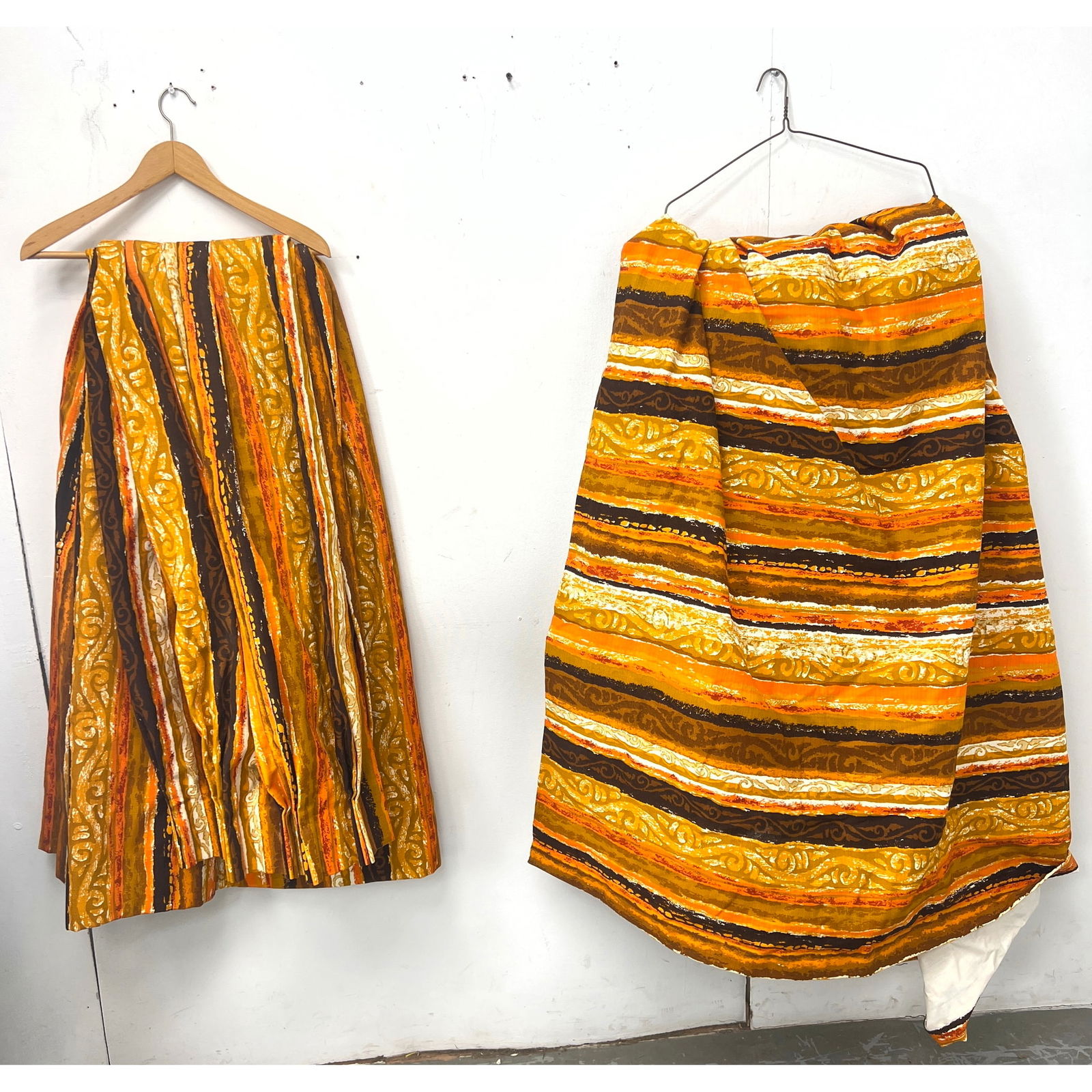 4 curtains 60s/70s Vintage Mid Century Mod Curtains, Psychedelic Fabric: 4 curtains 60s/70s Vintage Mid Century Mod Curtains, Psychedelic Fabric Dimensions: Height: 80 inches, Width: 24 inches. ---