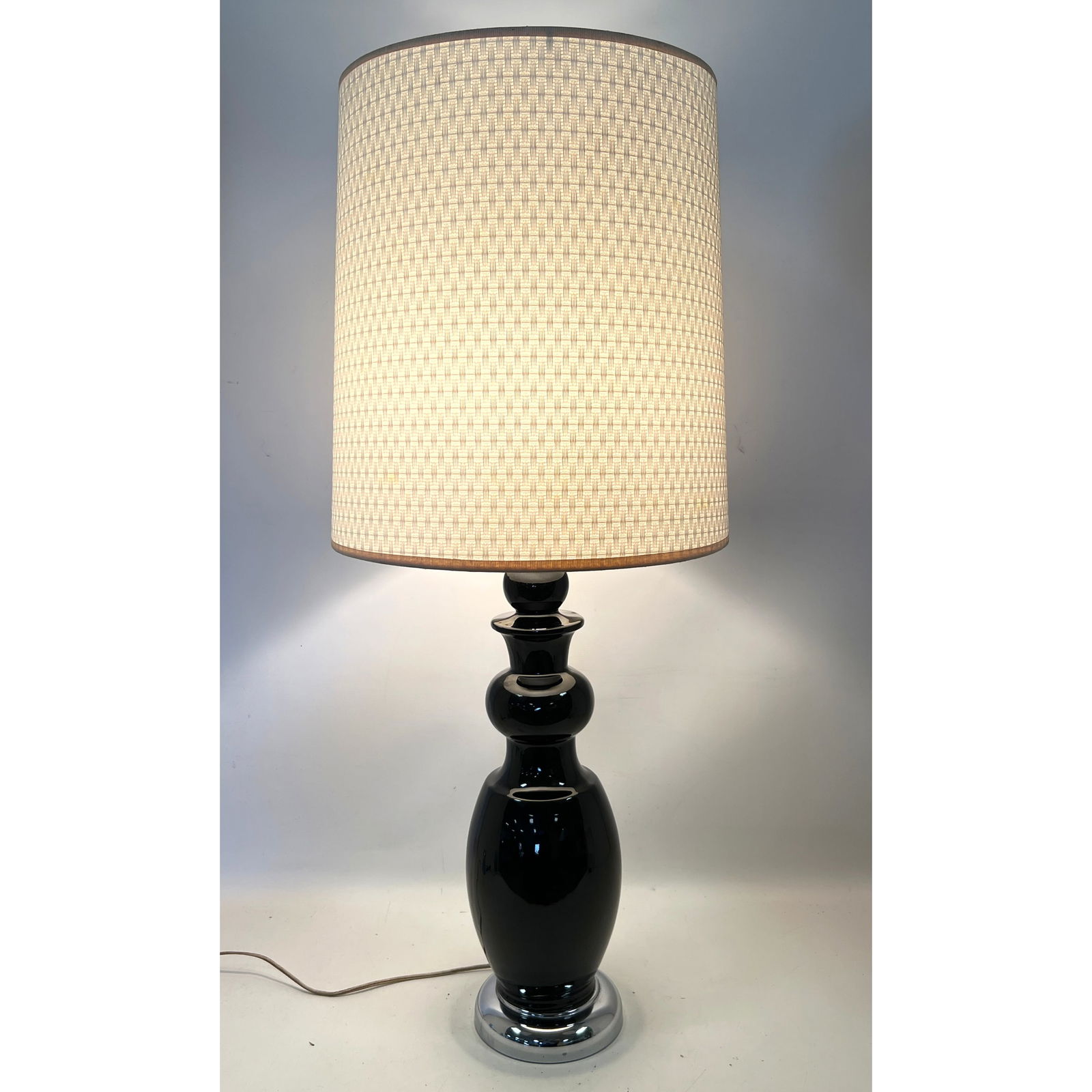 70s Mid Century Ceramic Lamp. Black Glazed.: 70s Mid Century Ceramic Lamp. Black Glazed. Dimensions: Height: 36.5 inches, Width: 15.5 inches, Depth: 15.5 inches. ---