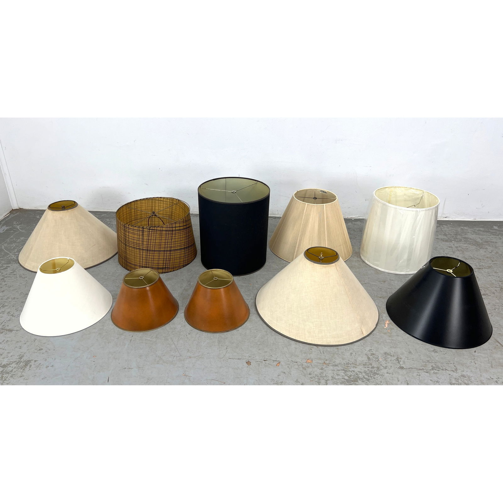 10pcs Table Lamp Shades. Cord shade, 50's, misc.: 10pcs Table Lamp Shades. Cord shade, 50's, misc. Dimensions: Height: 17 inches, Width: 15 inches, Depth: 15 inches. ---