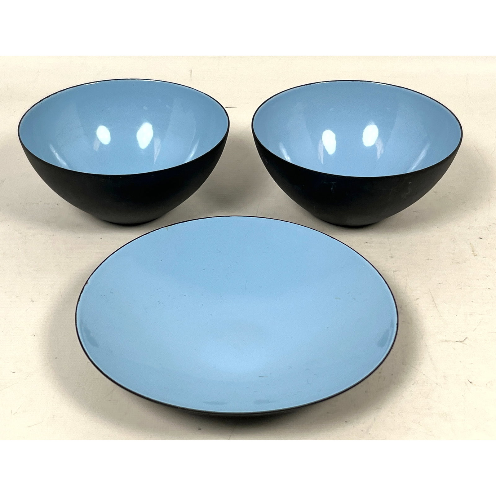 3pc KRENIT Denmark Robin's Egg Blue Enamel Ware. Two Matching Bowls and Plate. Black black exterior.: 3pc KRENIT Denmark Robin's Egg Blue Enamel Ware. Two Matching Bowls and Plate. Black black exterior. MCM Design. All Marked Dimensions: Height: 1.25 inches, Width: 6.25 inches, Depth: 6.25 inches. ---