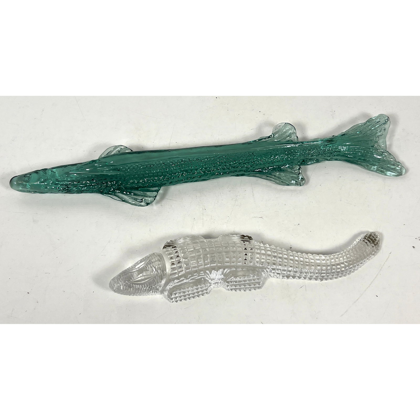 2pcs Waterford Glass Alligator (Acid Etched Signature) and Art Glass Fish: 2pcs Waterford Glass Alligator (Acid Etched Signature) and Art Glass Fish Dimensions: Height: 3.5 inches, Width: 18 inches, Depth: 1.5 inches. ---