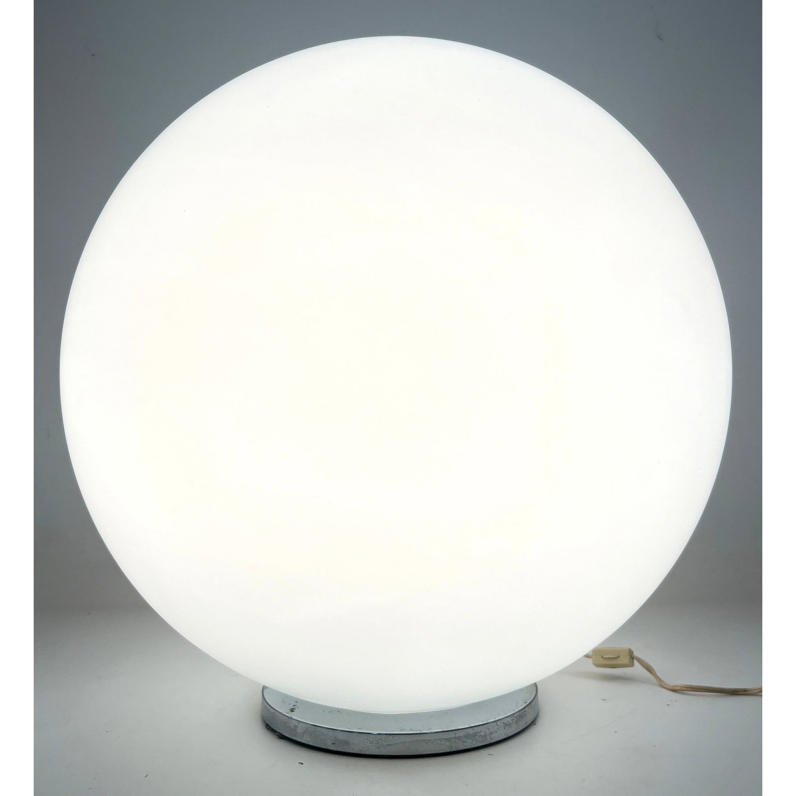 MID CENTURY MODERN Vintage Globe Lamp. Glass Ball Shade. (1 of 14)