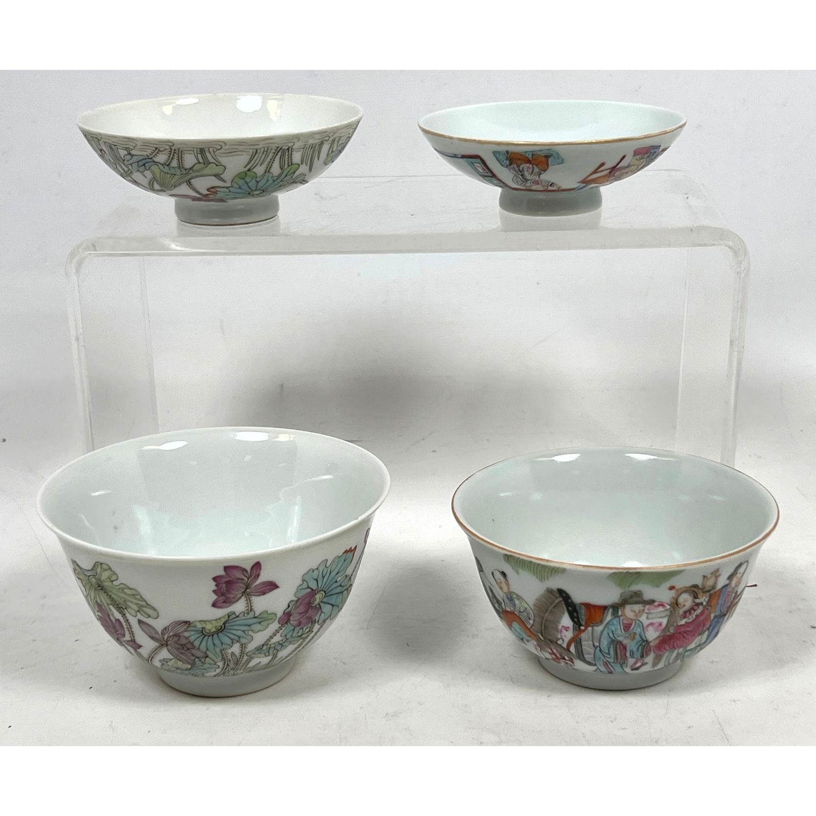 4pcs Chinese polychrome porcelain vessels comprising tea bowls and shallow dishes. (1 of 14)
