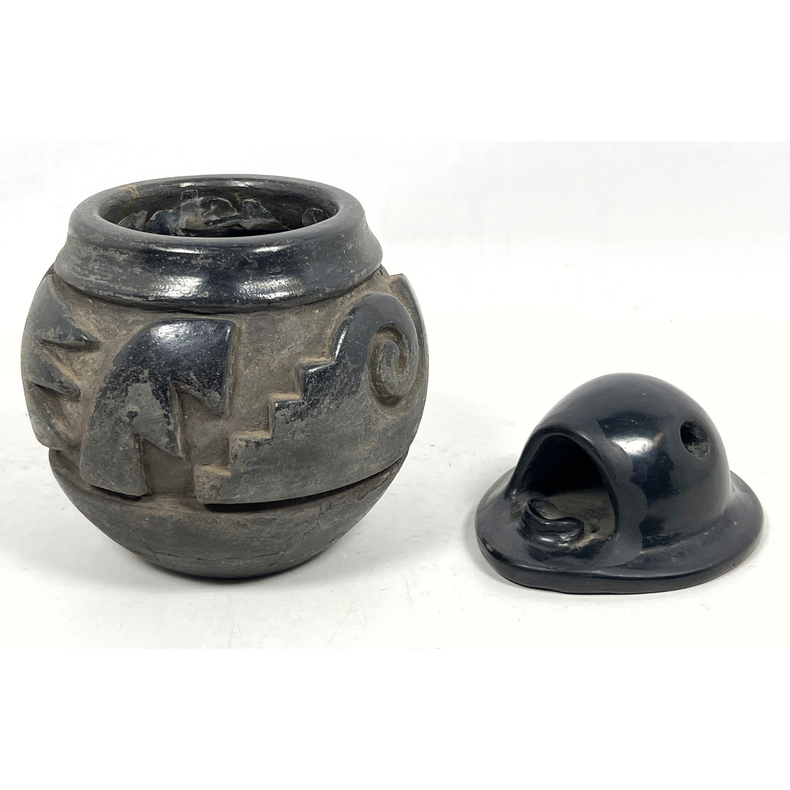 2pc Native American Pottery Vessels. 1) AGAPITA TAFOYA Santa Clara Pueblo Burnished Black Vase. Sign (1 of 14)