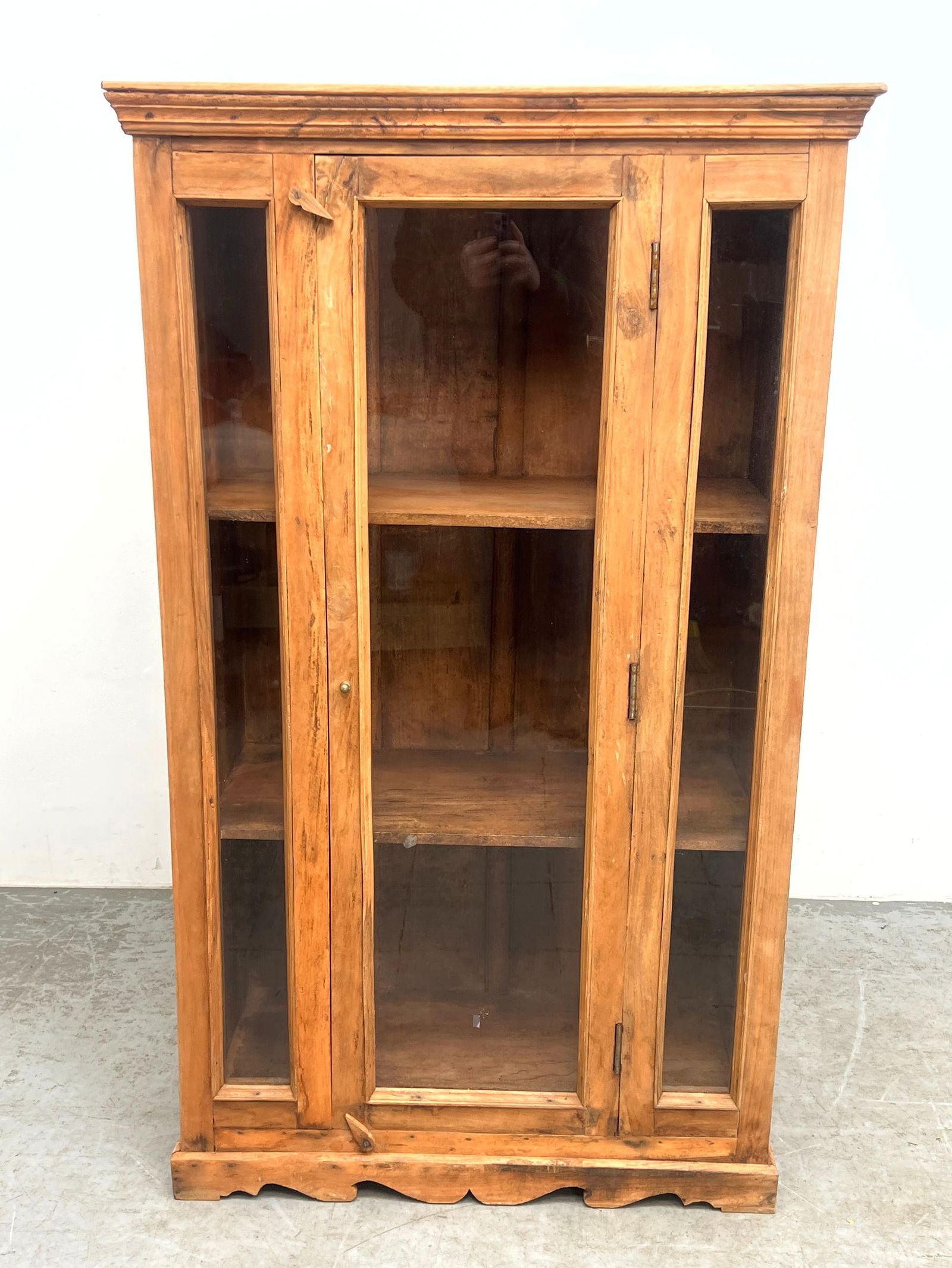Rustic Style Pine Storage Display Cabinet. Single door. - 2