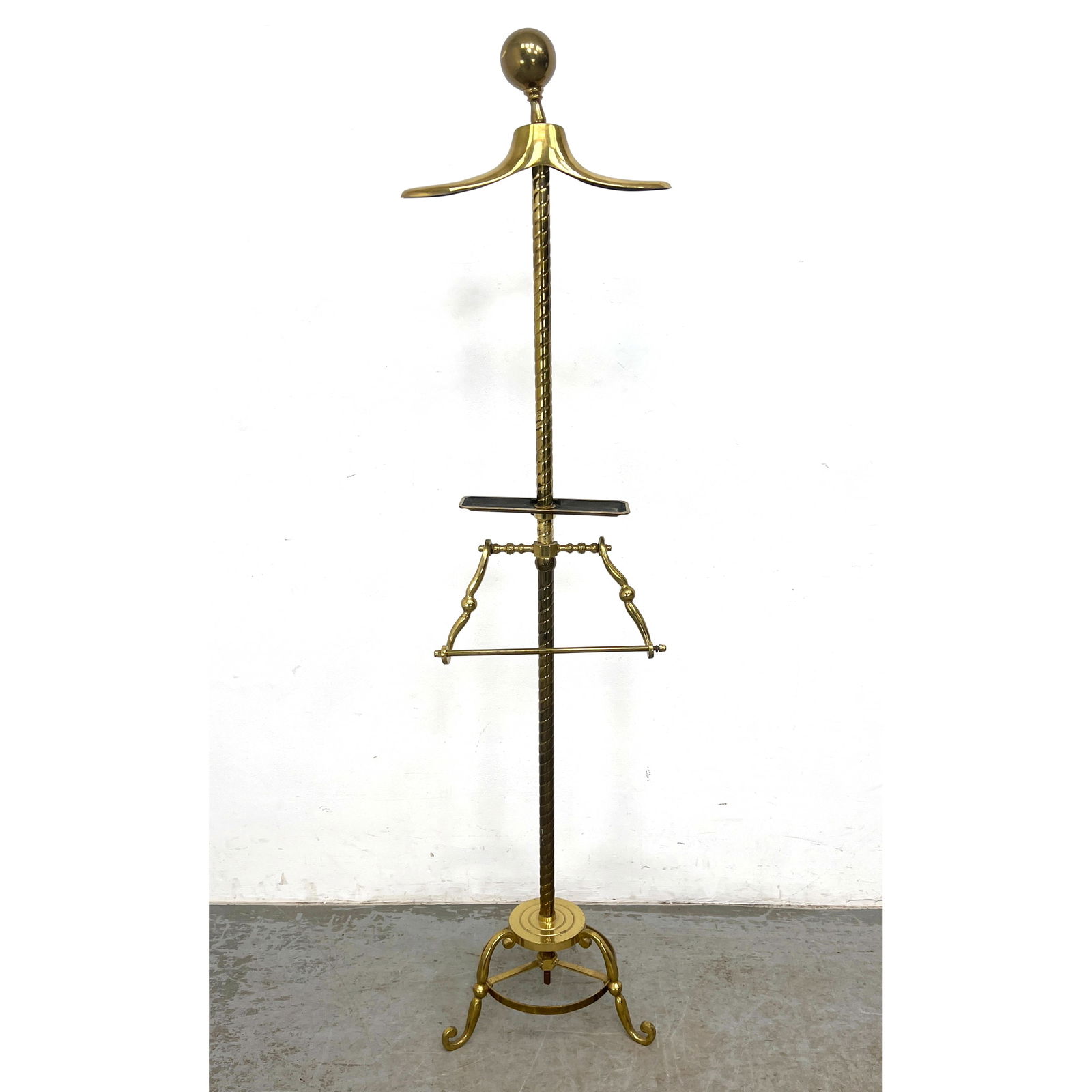 Italian Brass mid-century gentleman's valet clothes stand: Italian Brass mid-century gentleman's valet clothes stand Dimensions: Height: 62 inches, Width: 15.25 inches, Depth: 16 inches. ---