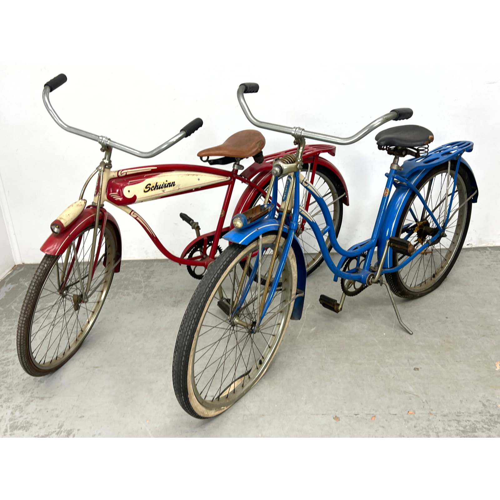 2 Vintage Schwinn Bicycle Bikes. Hornet, Spitfire.: 2 Vintage Schwinn Bicycle Bikes. Hornet, Spitfire. Dimensions: Height: 41.5 inches, Width: 67.5 inches, Depth: 23 inches. ---