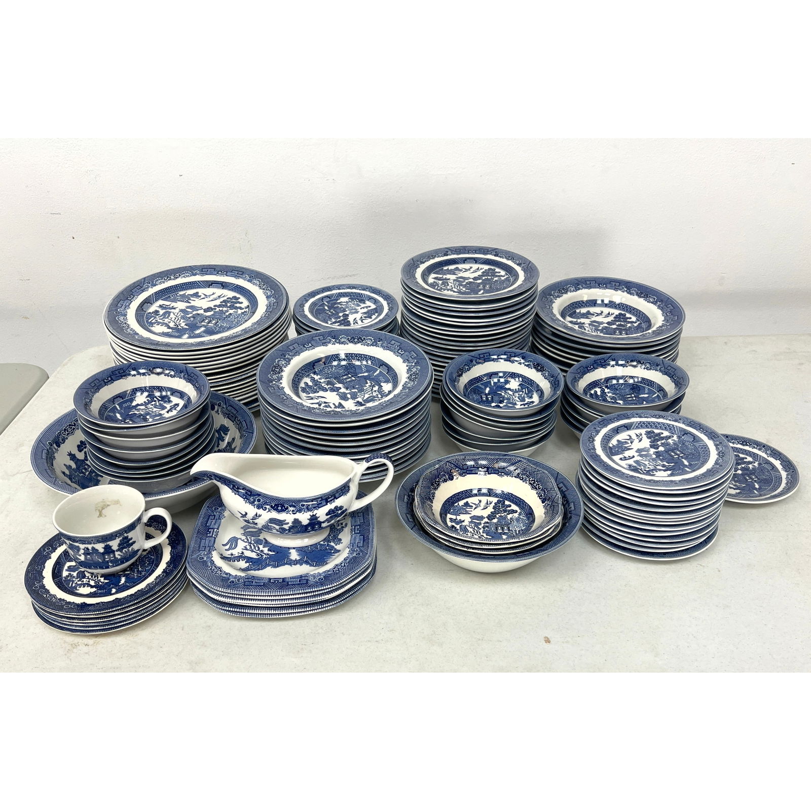 130pc Johnson Bros England China Dish set. Dishes.- Manufacturer: Johnson Bros England Pattern: (1 of 20)