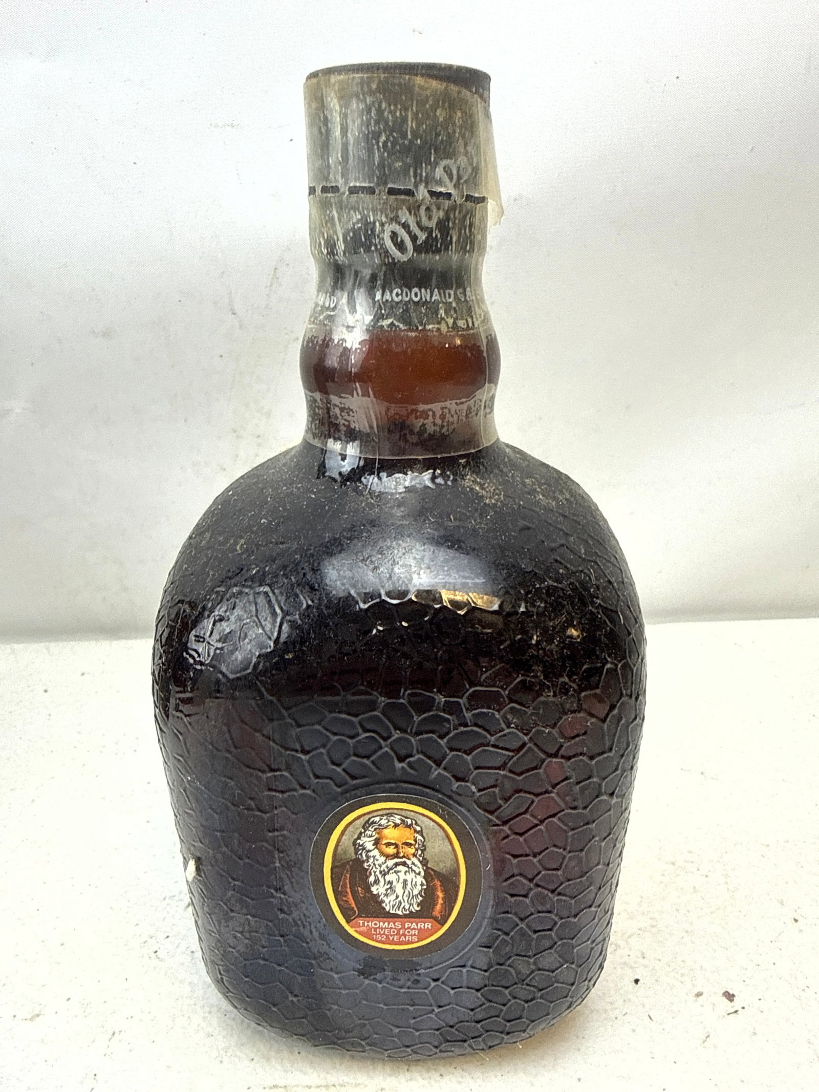 6 bottles. scotch and Whisky. White Label, Old Suntory Japanese, Ballantine's, Old Parr, Jack Daniel - 10