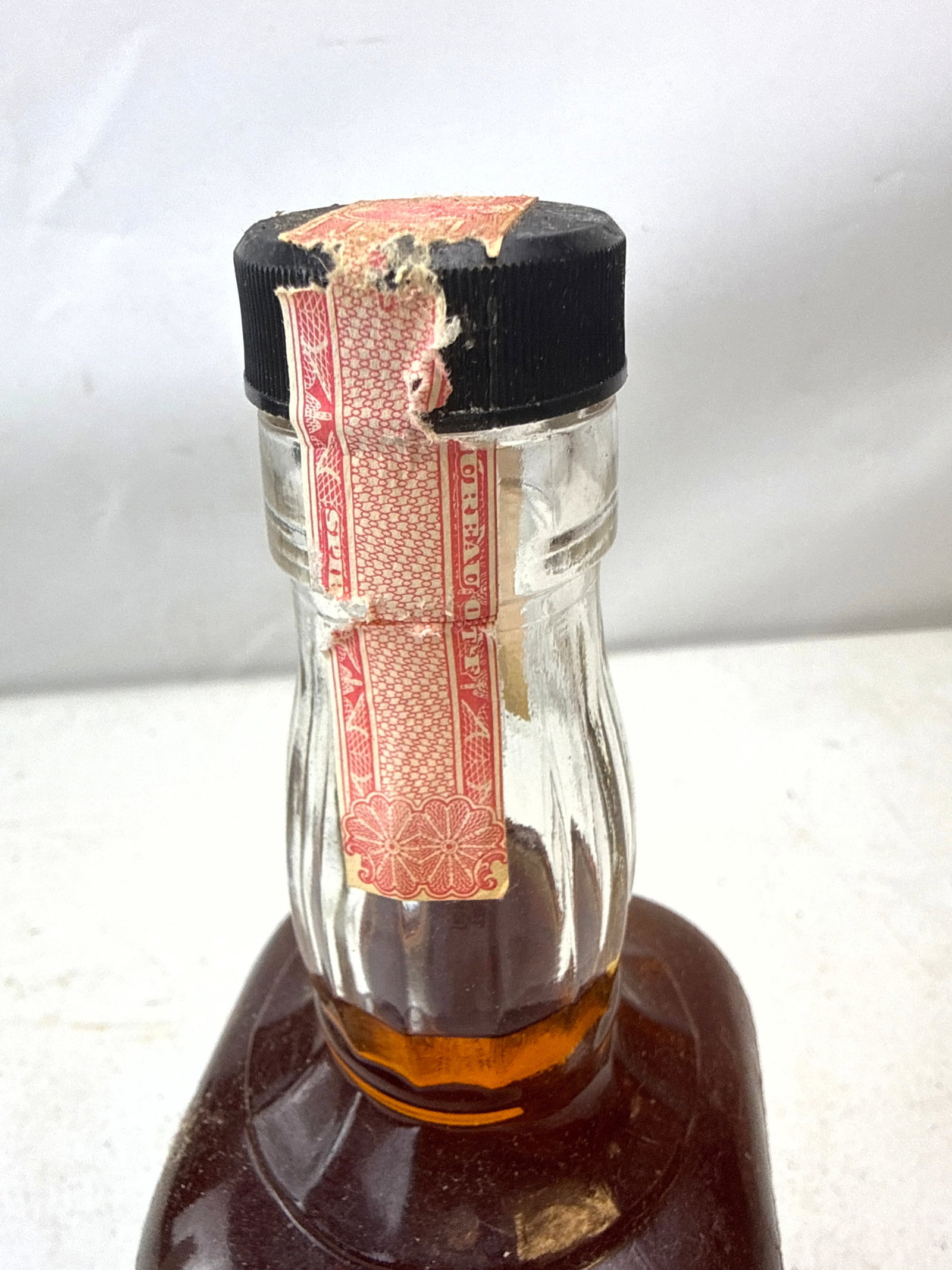 6 bottles. scotch and Whisky. White Label, Old Suntory Japanese, Ballantine's, Old Parr, Jack Daniel - 13