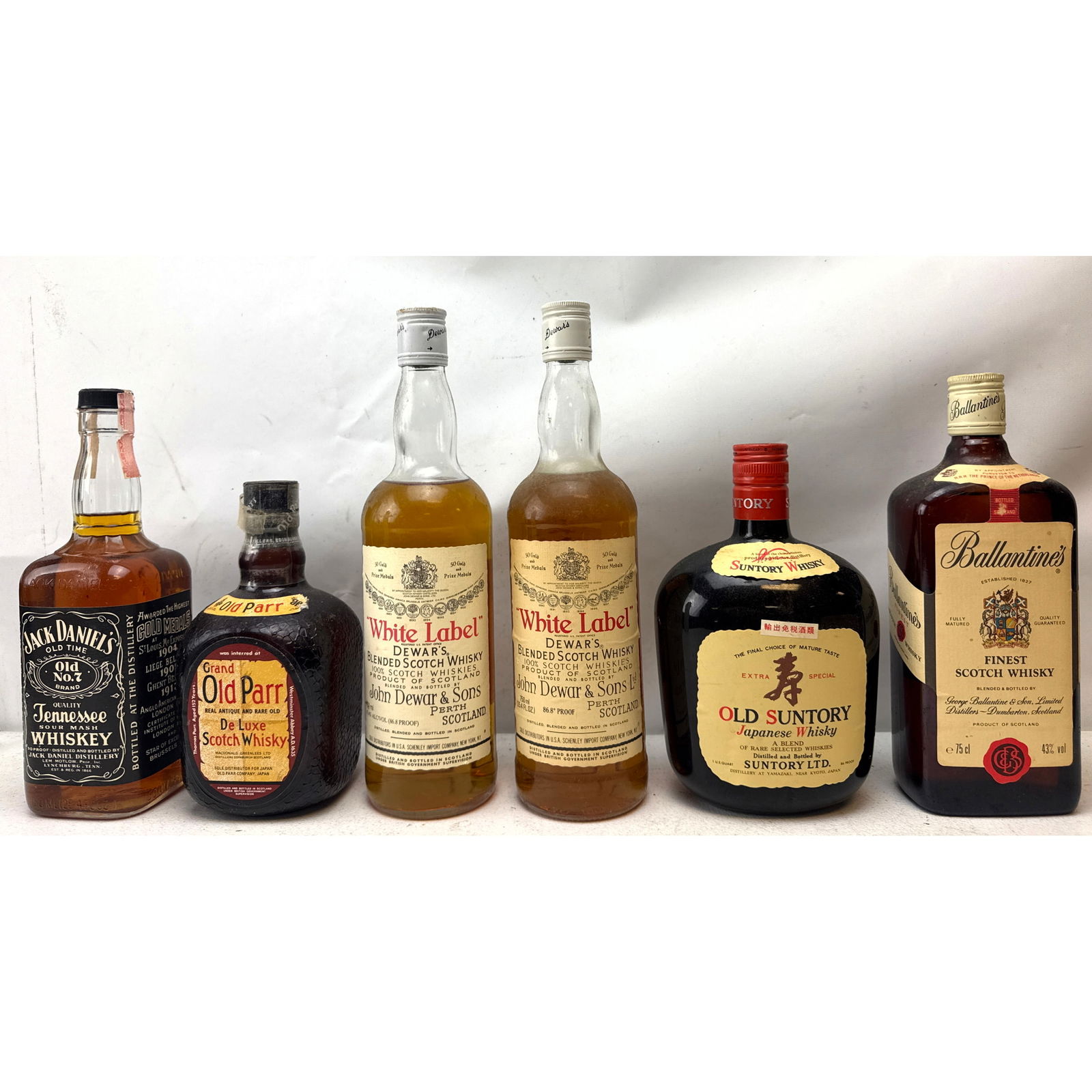 6 bottles. scotch and Whisky. White Label, Old Suntory Japanese, Ballantine's, Old Parr, Jack Daniel (1 of 14)