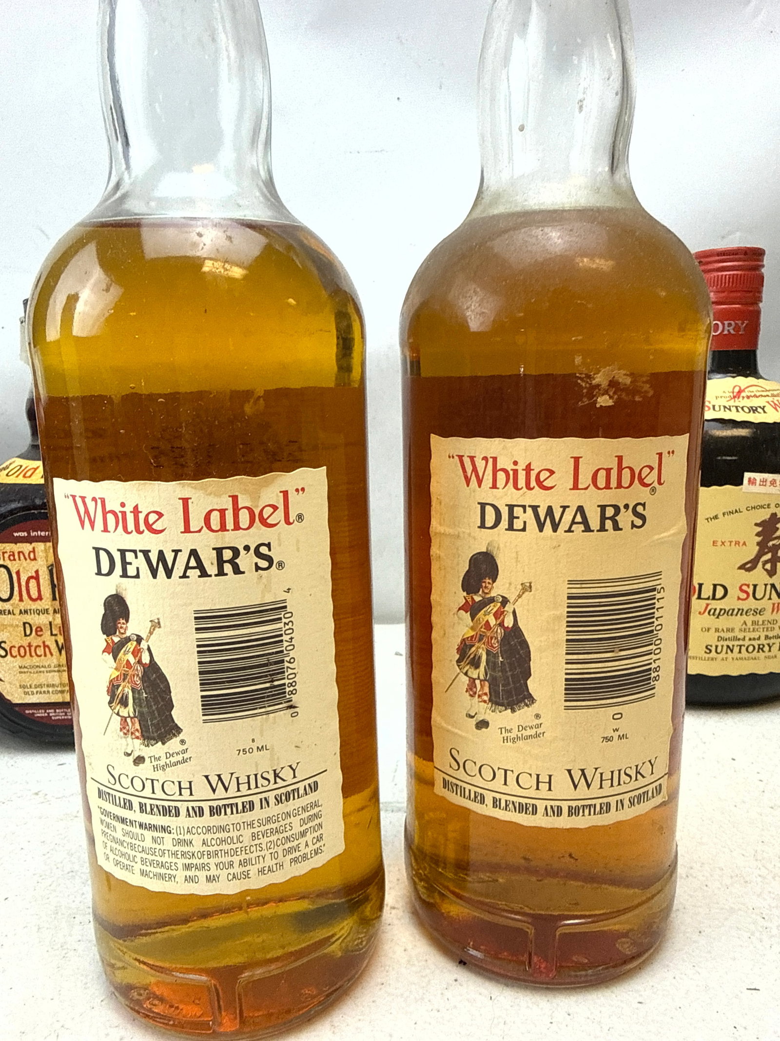 6 bottles. scotch and Whisky. White Label, Old Suntory Japanese, Ballantine's, Old Parr, Jack Daniel - 3