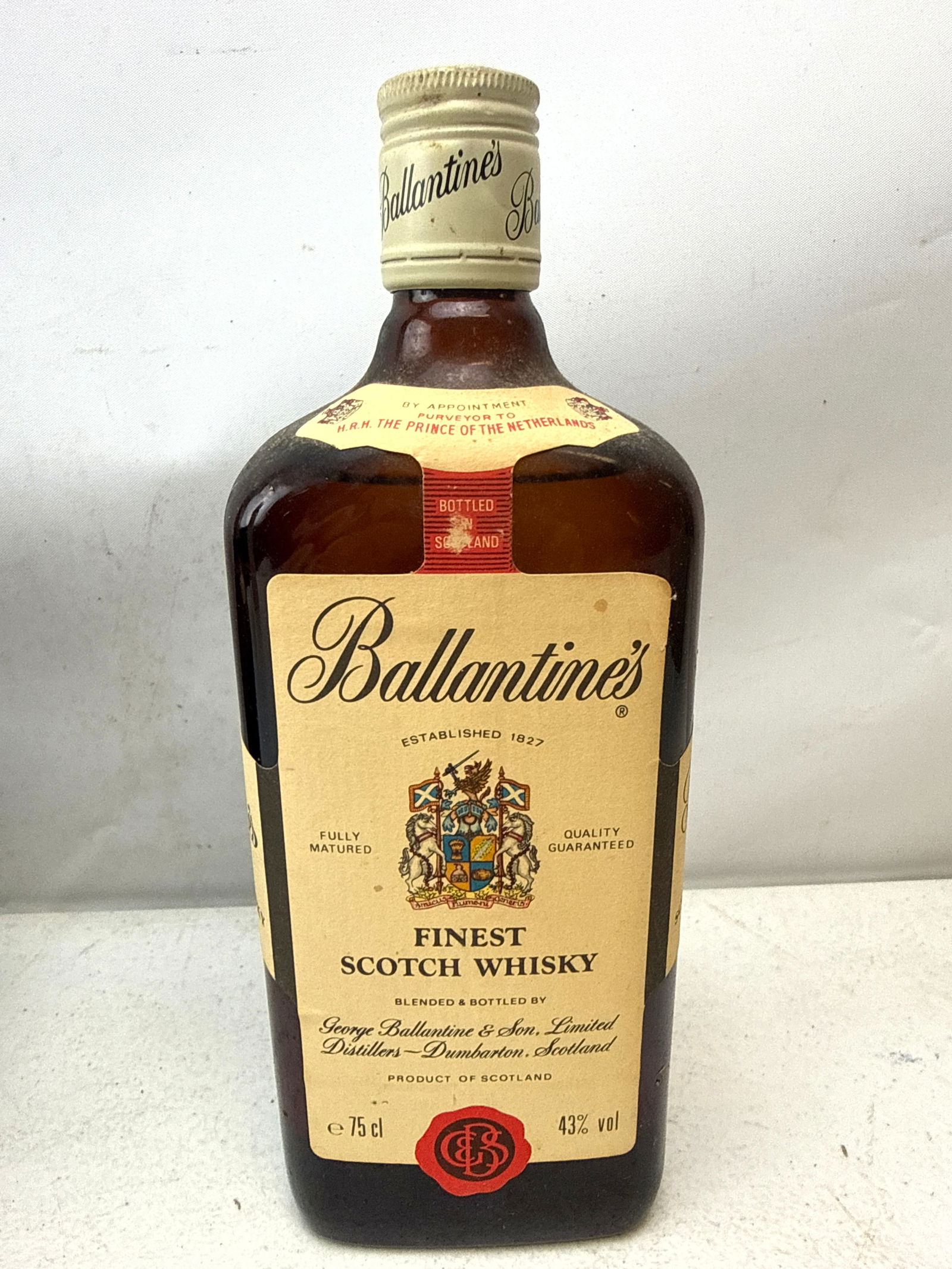 6 bottles. scotch and Whisky. White Label, Old Suntory Japanese, Ballantine's, Old Parr, Jack Daniel - 7