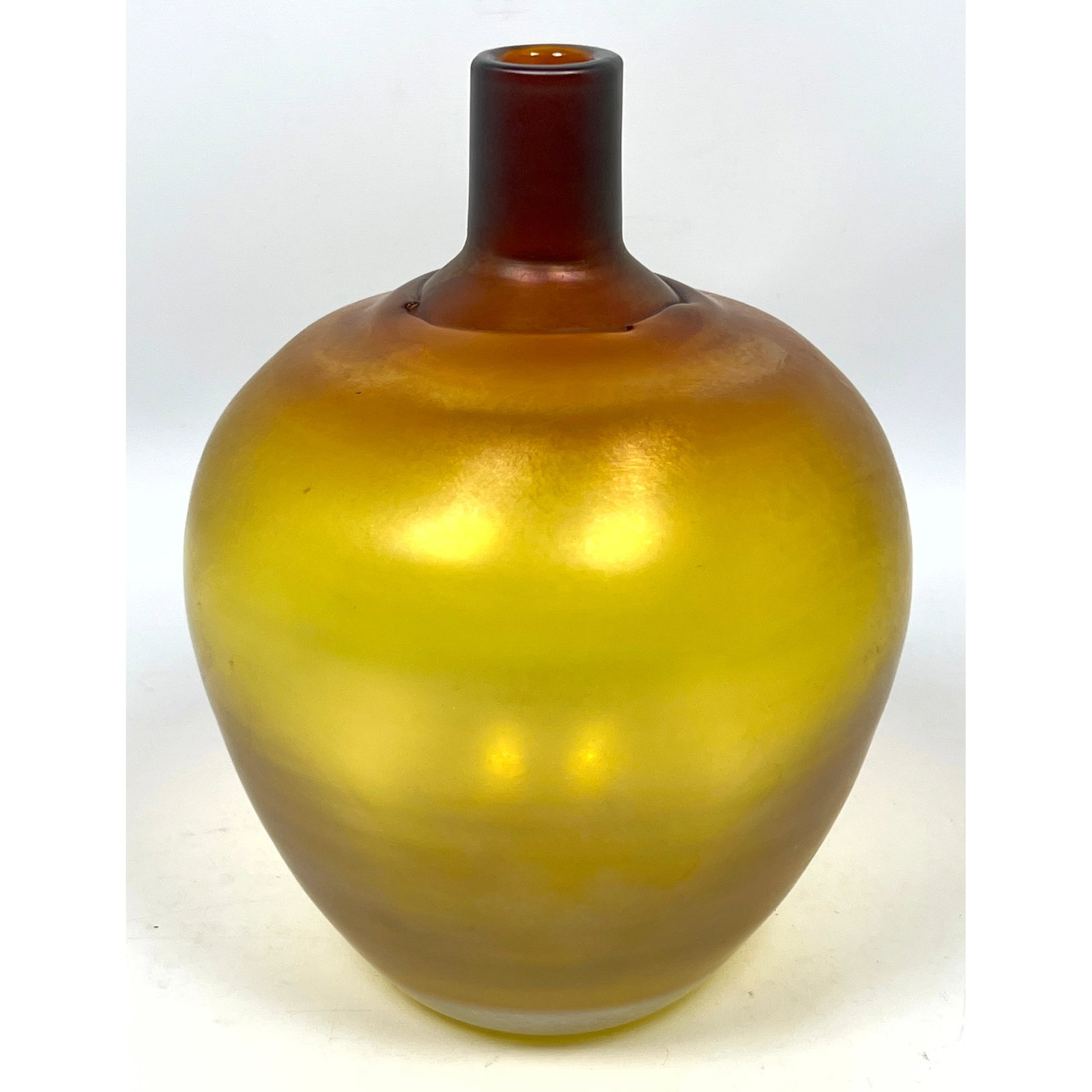 B Vallien KOSTA Art Glass Bottle Form Vase.: B Vallien KOSTA Art Glass Bottle Form Vase. Dimensions: Height: 10 inches, Width: 7.5 inches, Depth: 7.5 inches. --- US Packing and Shipping charge: In house shipping available. Will be calculated onc