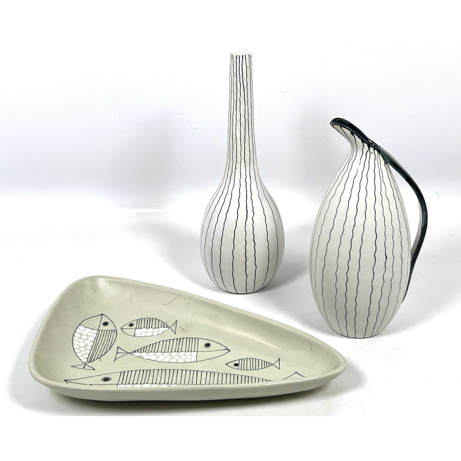3pcs Mid Century Modern Italian Pottery. Bottle vase, Pitcher, and Shallow Bowl.: 3pcs Mid Century Modern Italian Pottery. Bottle vase, Pitcher, and Shallow Bowl. Dimensions: Height: 12.5 inches, Width: 4 inches, Depth: 4 inches. --- US Packing and Shipping charge: In house shippin