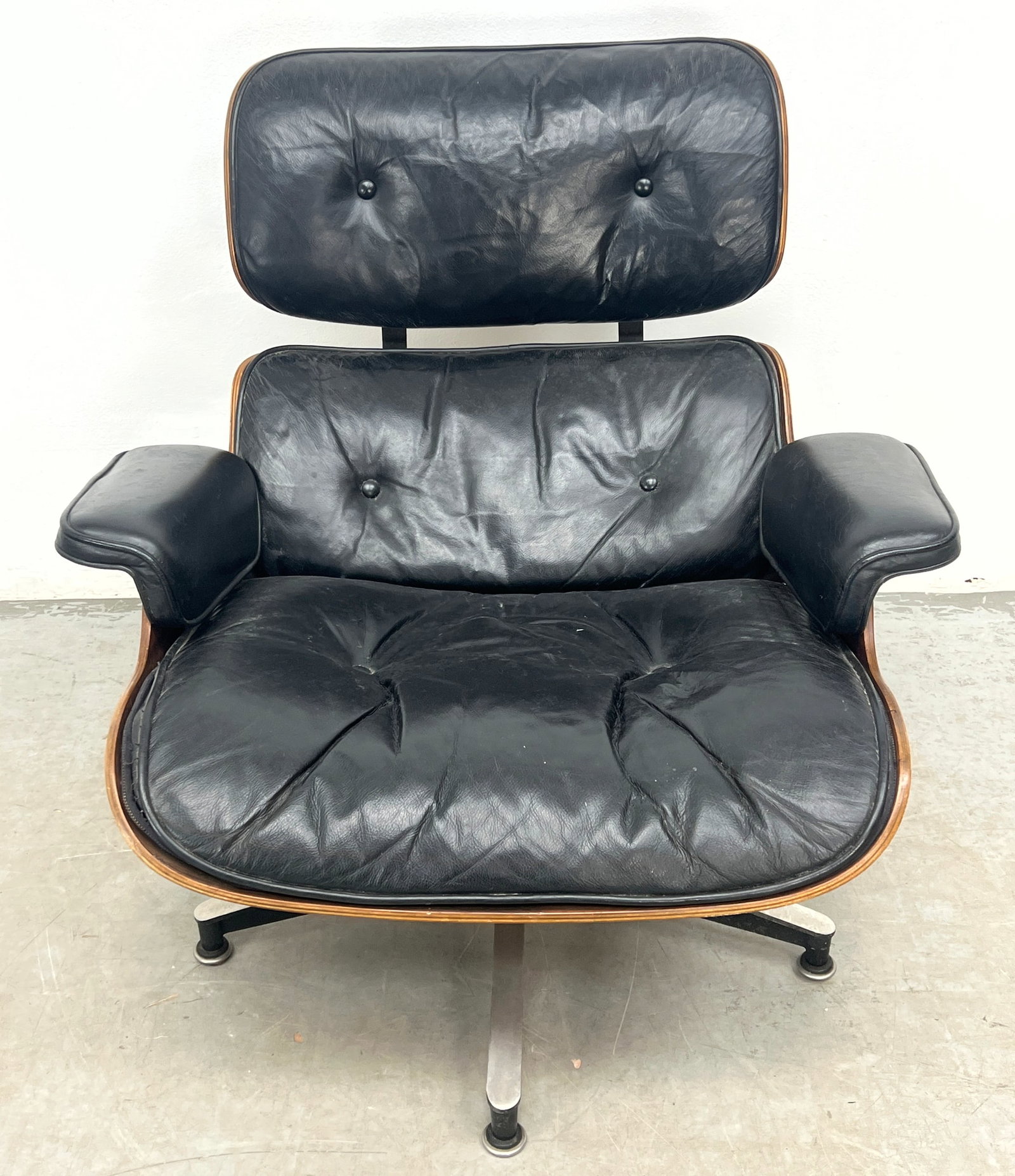 CHARLES EAMES 670 MCM Rosewood Lounge Chair. Matching Ottoman. Both Vintage Pieces have Black Leathe - 2