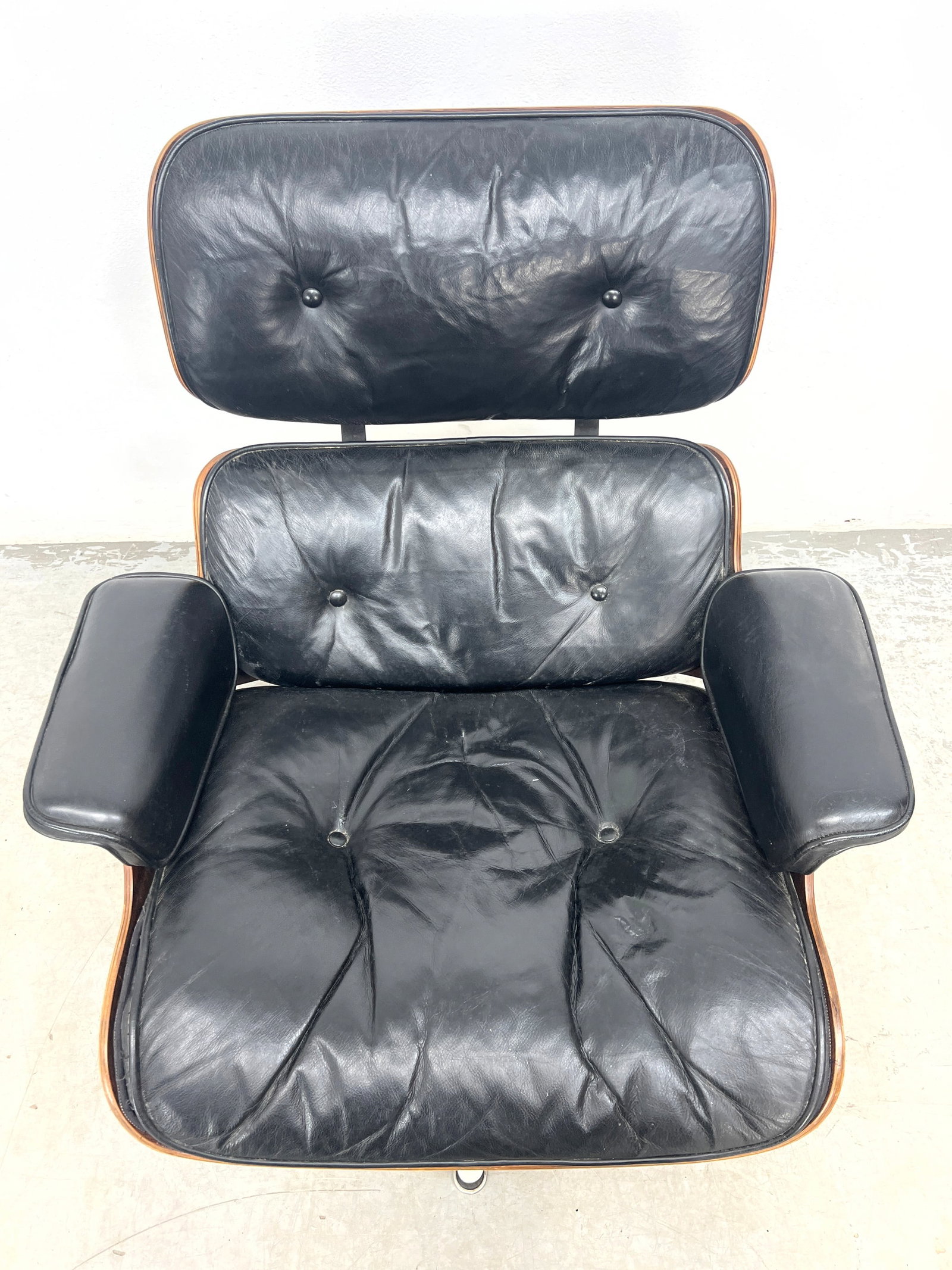 CHARLES EAMES 670 MCM Rosewood Lounge Chair. Matching Ottoman. Both Vintage Pieces have Black Leathe - 3