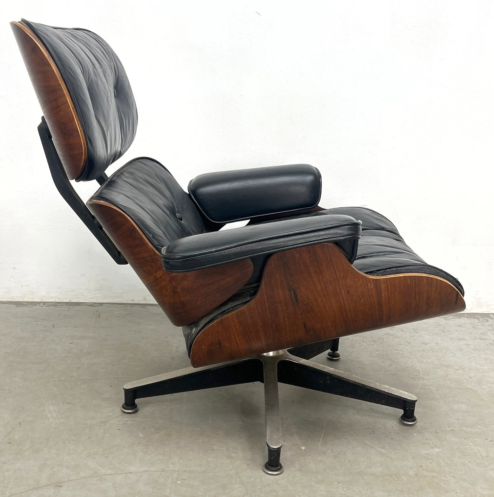 CHARLES EAMES 670 MCM Rosewood Lounge Chair. Matching Ottoman. Both Vintage Pieces have Black Leathe - 4