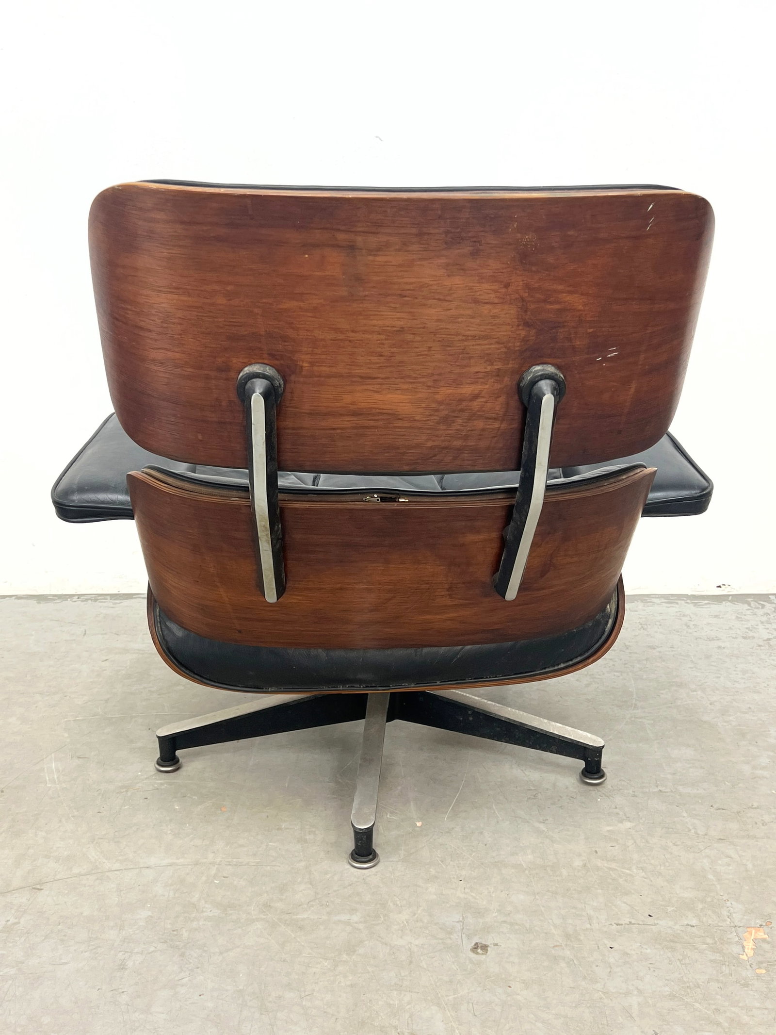 CHARLES EAMES 670 MCM Rosewood Lounge Chair. Matching Ottoman. Both Vintage Pieces have Black Leathe - 5