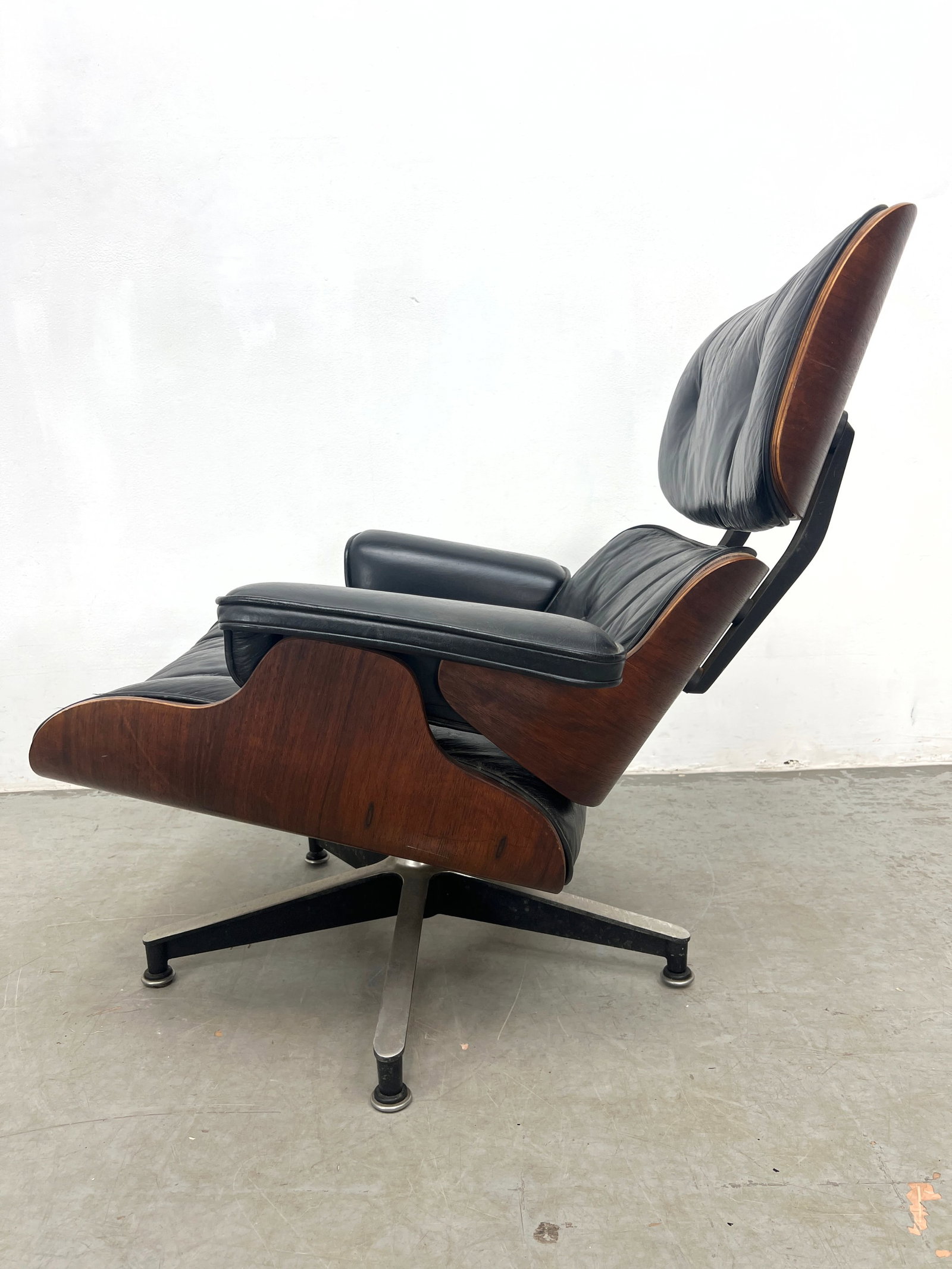 CHARLES EAMES 670 MCM Rosewood Lounge Chair. Matching Ottoman. Both Vintage Pieces have Black Leathe - 6