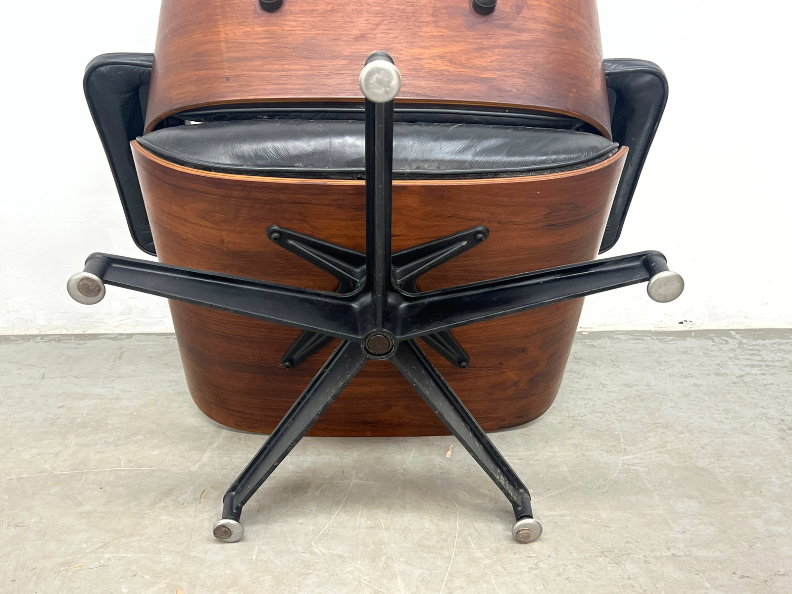 CHARLES EAMES 670 MCM Rosewood Lounge Chair. Matching Ottoman. Both Vintage Pieces have Black Leathe - 7