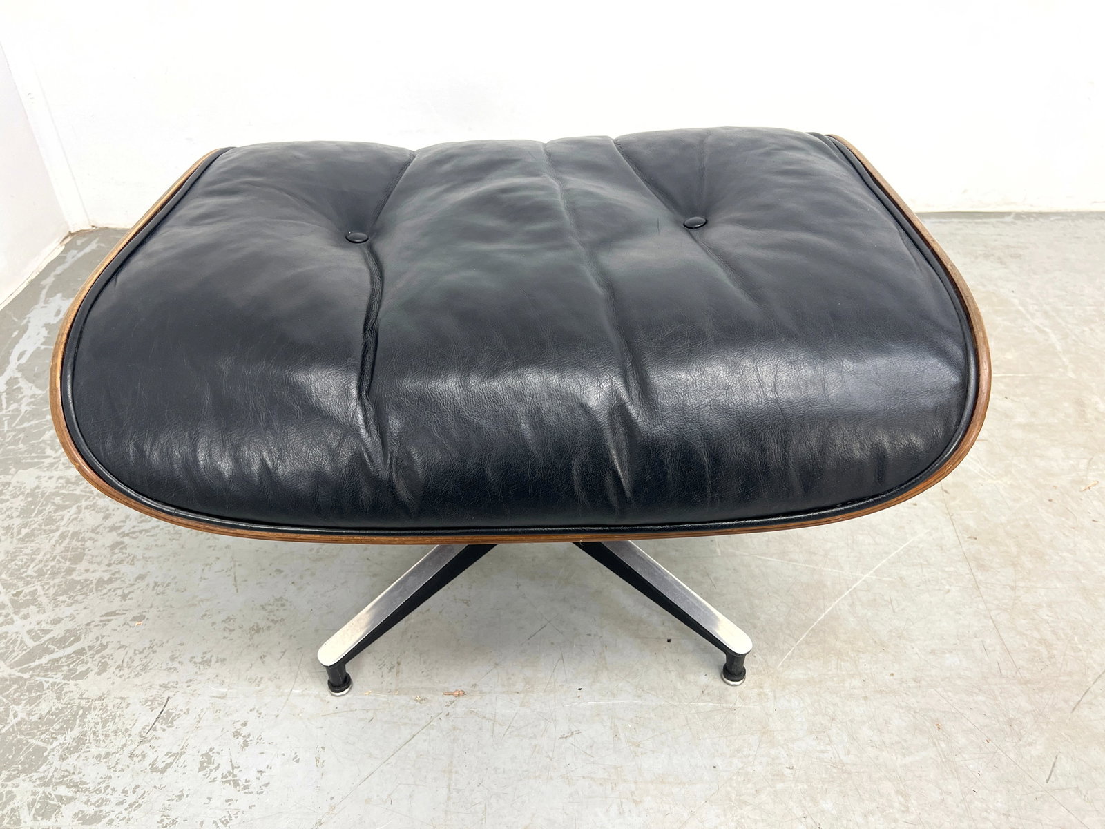 CHARLES EAMES 670 MCM Rosewood Lounge Chair. Matching Ottoman. Both Vintage Pieces have Black Leathe - 9