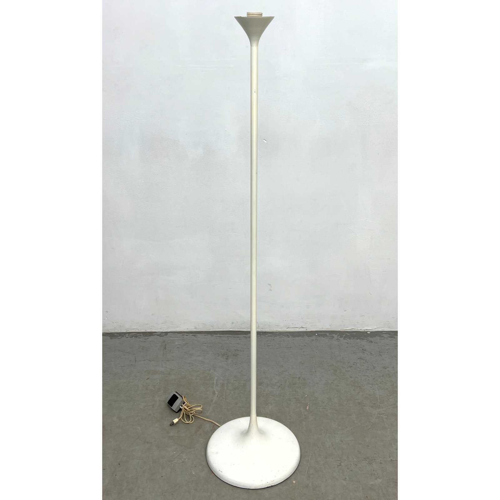 Mid Century Modern Tulip Style Floor Lamp. Unmarked.: Mid Century Modern Tulip Style Floor Lamp. Unmarked. Dimensions: Height: 55 inches, Width: 13 inches, Depth: 13 inches. ---