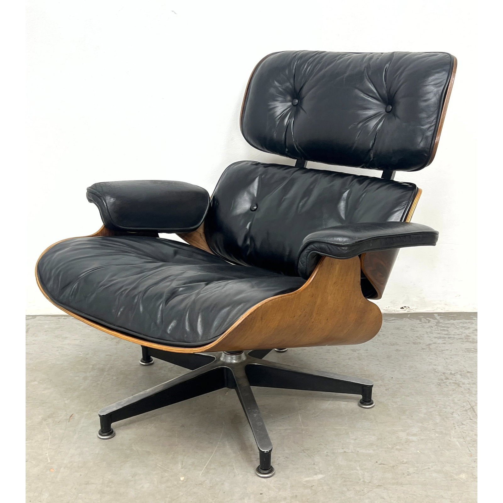 Vintage 670 Herman Miller Charles Eames Rosewood and Leather Lounge Chair (1 of 9)