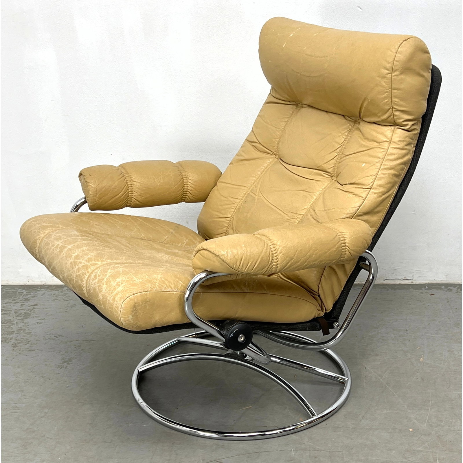 Ekornes Stressless Leather Lounge Chair, Norway. Chrome frame.: Ekornes Stressless Leather Lounge Chair, Norway. Chrome frame. Dimensions: Height: 36 inches, Width: 33.5 inches, Depth: 29 inches. - Seat Height: 16.5 inches ---