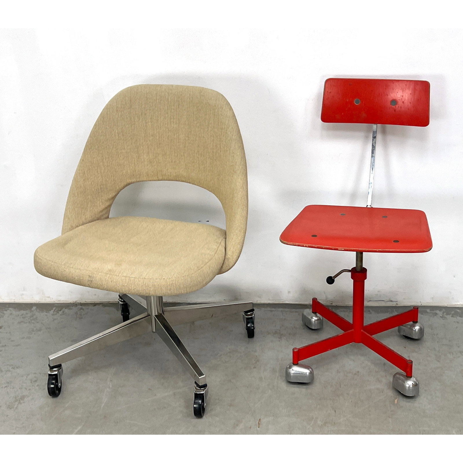 2pcs Vintage Mid Century Modern Desk Office Chairs. Eero Saarinen for Knoll Associates, Inc. and Kev: 2pcs Vintage Mid Century Modern Desk Office Chairs. Eero Saarinen for Knoll Associates, Inc. and Kevi Chair with Unique casters. Dimensions: Height: 30 inches, Width: 22 inches, Depth: 19 inches. - Se