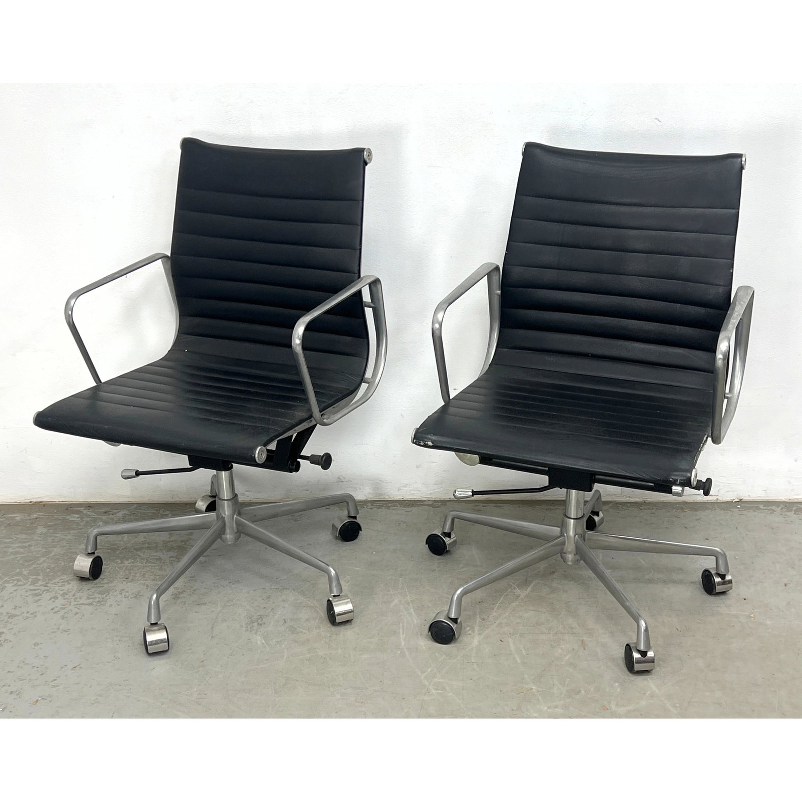 Pair Eames Aluminum Group Management Chairs. Office arm chairs. (1 of 10)