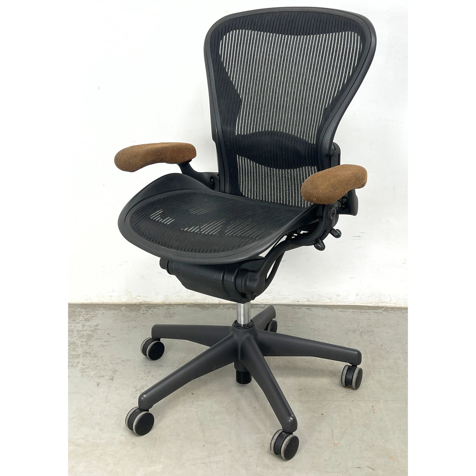 Herman Miller Aeron Desk Office Chair with Upholstered Arms. (1 of 13)
