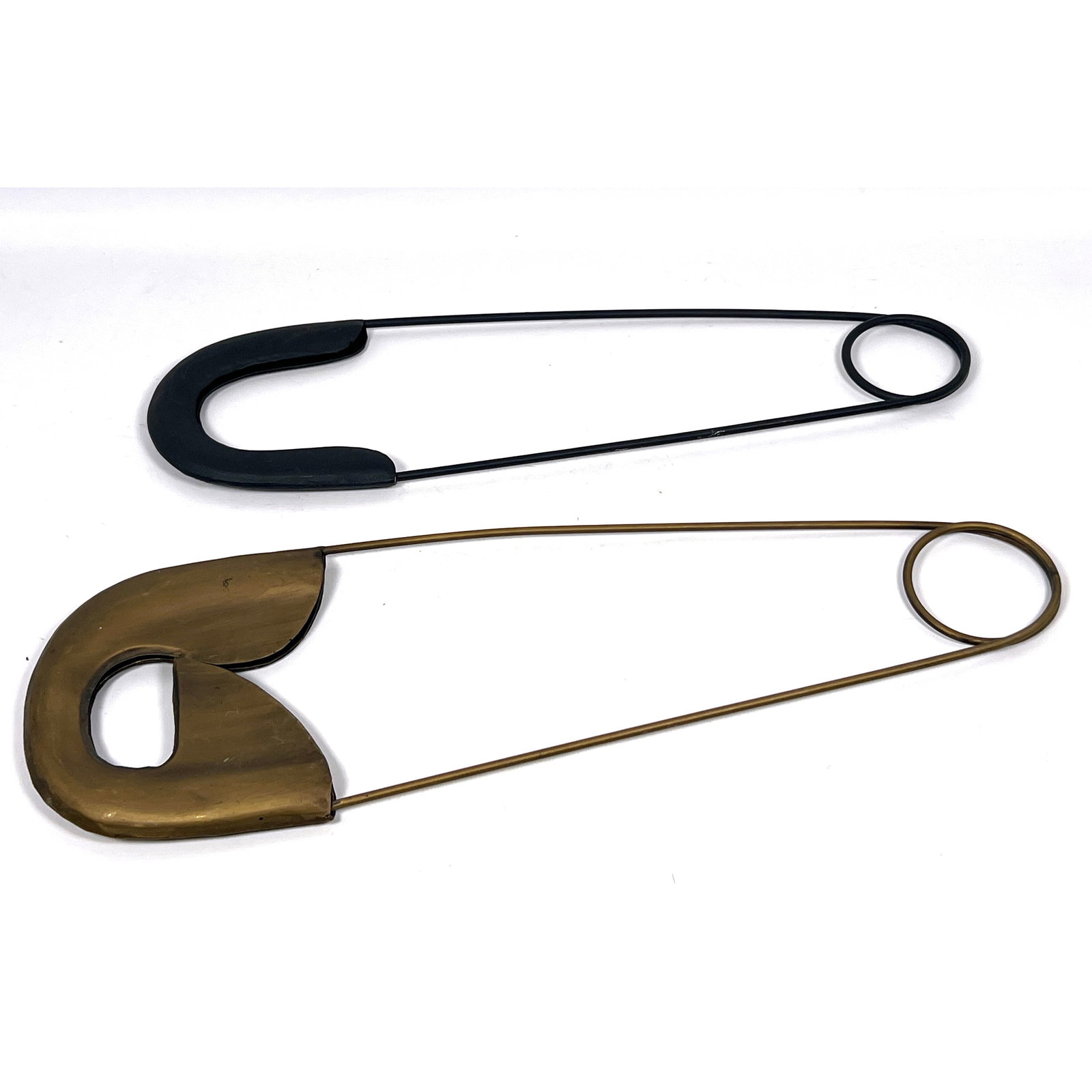 2 pc Oversized Decorator Safety Pins. (1 of 9)