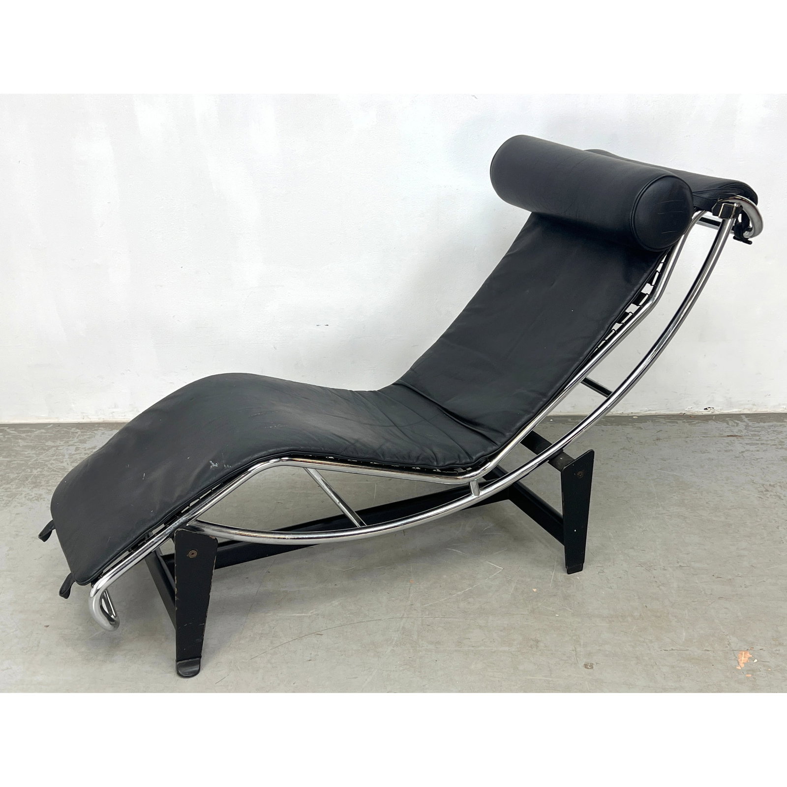 Le Corbusier Style LC4 Chaise Lounge Chair. Black Leather. Unmarked. (1 of 10)