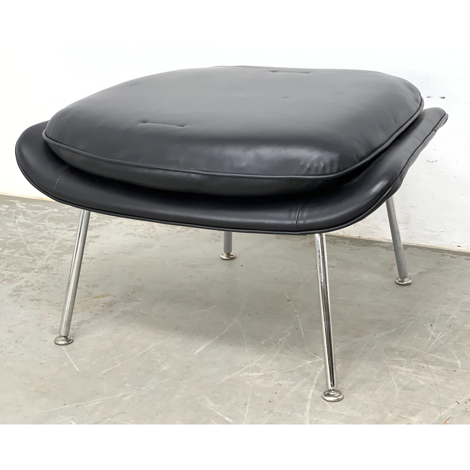 Eero Saarinen Style Womb Chair Ottoman. Unmarked possibly Knoll.: Eero Saarinen Style Womb Chair Ottoman. Unmarked possibly Knoll. Dimensions: Height: 15.5 inches, Width: 25 inches, Depth: 22 inches. ---
