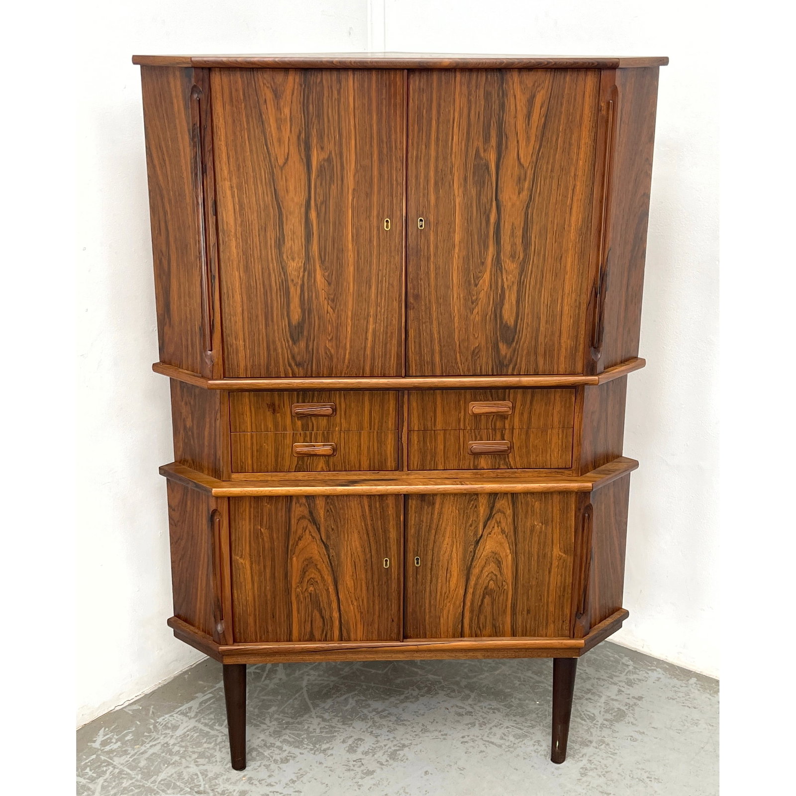 Danish Modern Rosewood Corner Storage Cabinet Bar. (1 of 9)