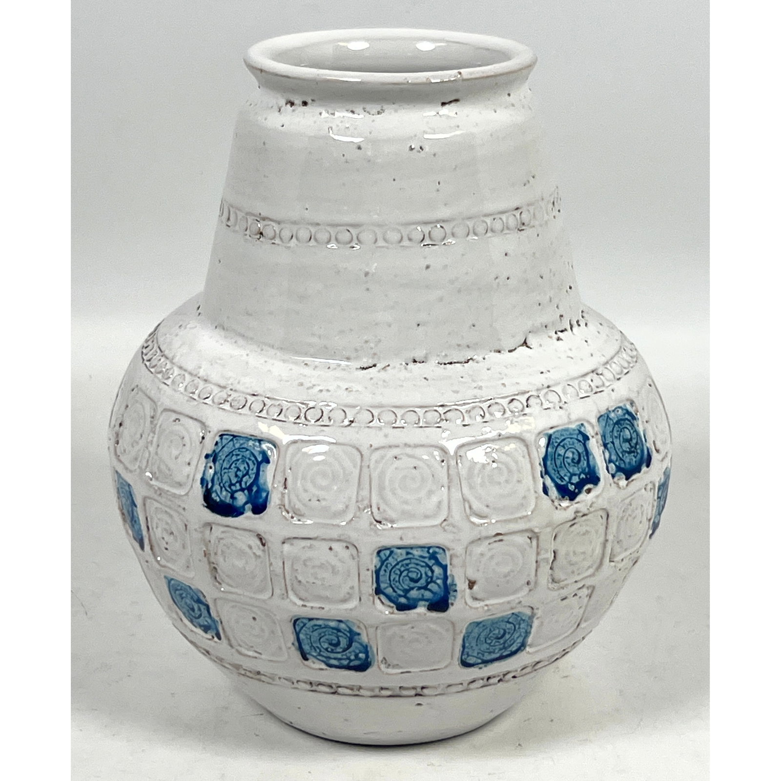Aldo Londi for Bitossi Art Pottery Vase. Signed Italy.: Aldo Londi for Bitossi Art Pottery Vase. Signed Italy. Dimensions: Height: 7.5 inches, Width: 6 inches, Depth: 6 inches. ---