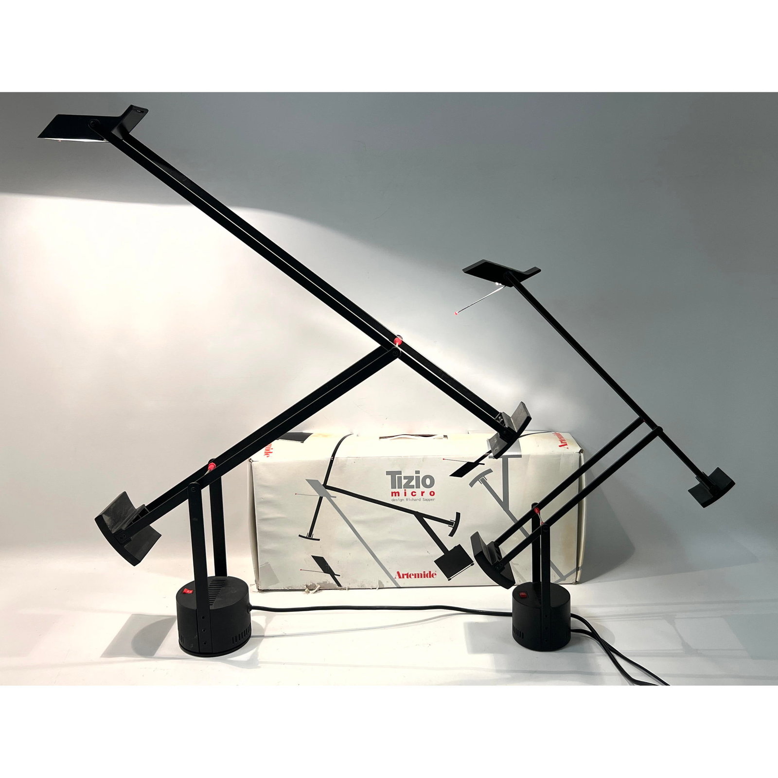 2pcs Tizio counterbalanced cantilever desk lamps manufactured by Artemide and designed by Richard Sa (1 of 20)