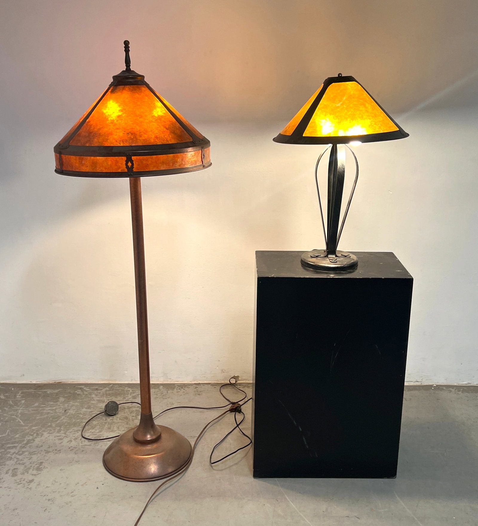 2pc Contemporary Arts and Crafts Style Lamps. Mica shade. (1 of 14)