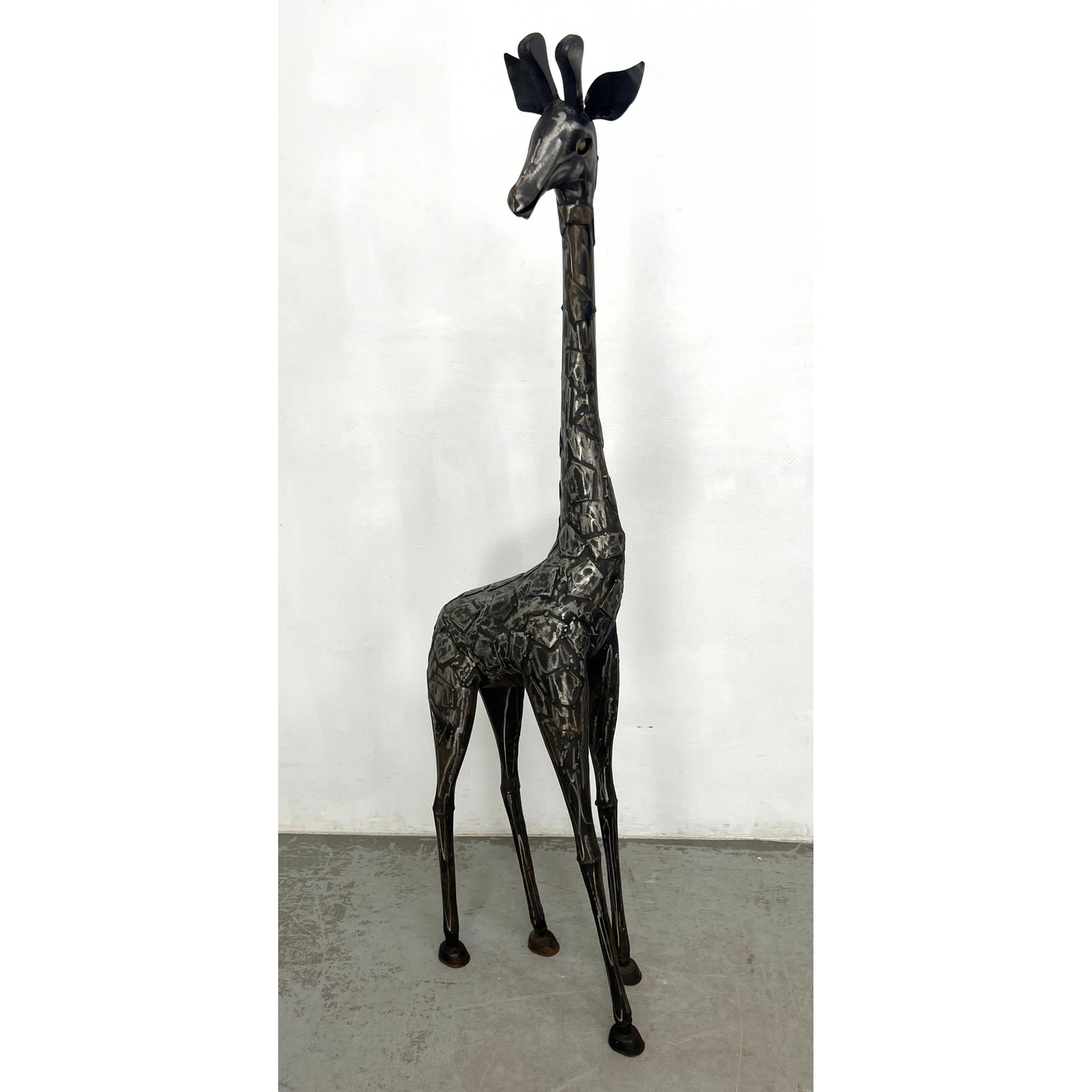 Floor Standing Metal Giraffe Sculpture. Brutalist design.: Floor Standing Metal Giraffe Sculpture. Brutalist design. Dimensions: Height: 64 inches, Width: 8.5 inches, Depth: 17 inches. ---