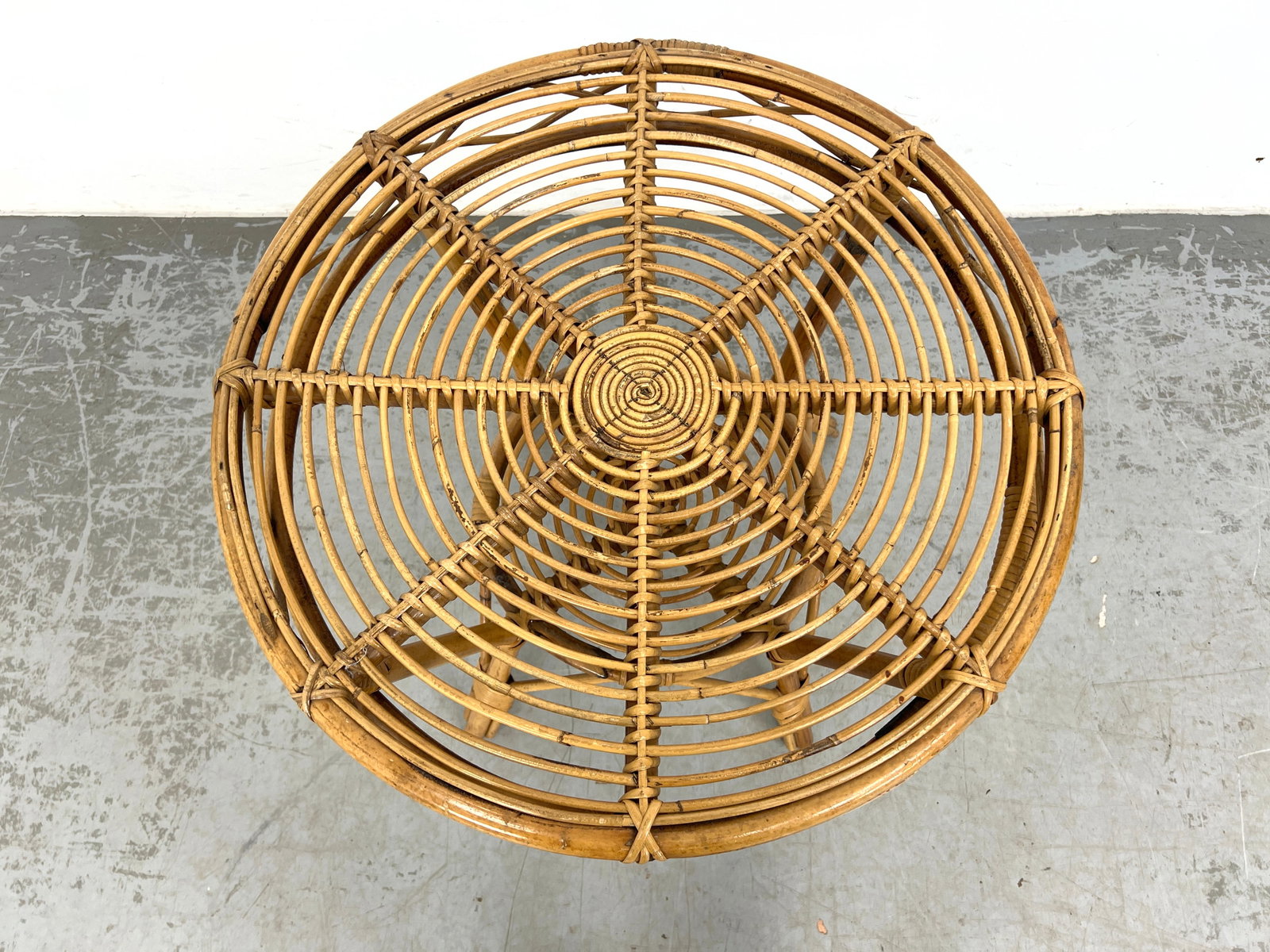 Round Albini style wicker side table. - 2