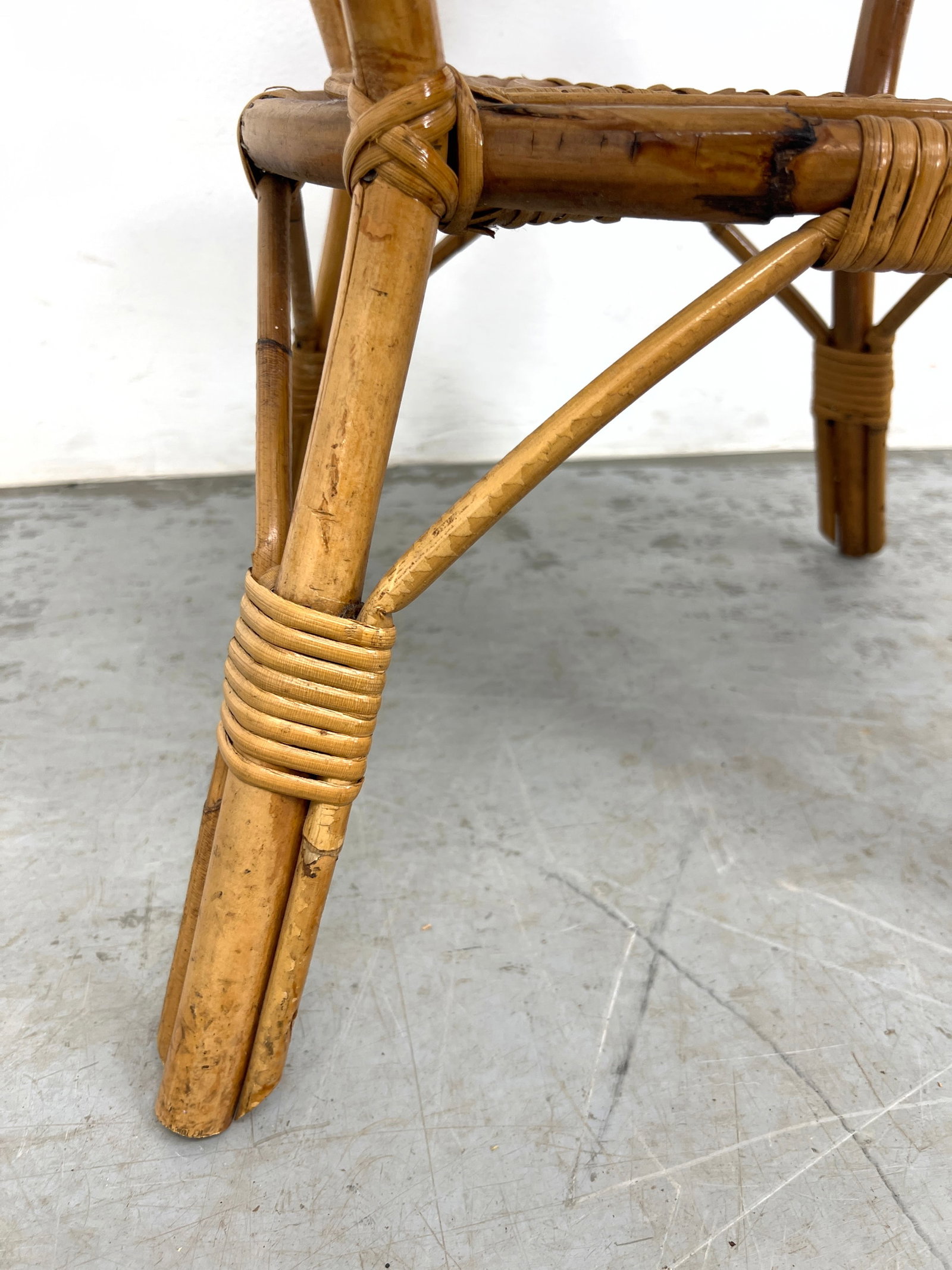 Round Albini style wicker side table. - 3