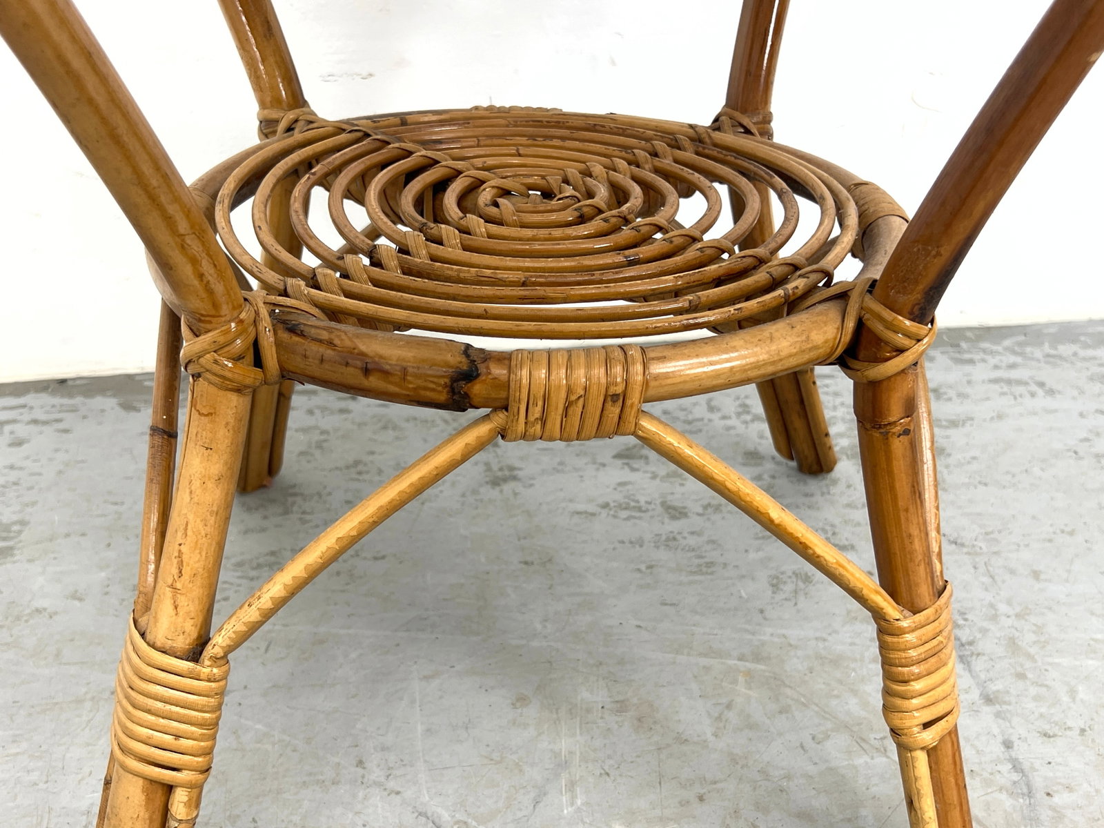Round Albini style wicker side table. - 4