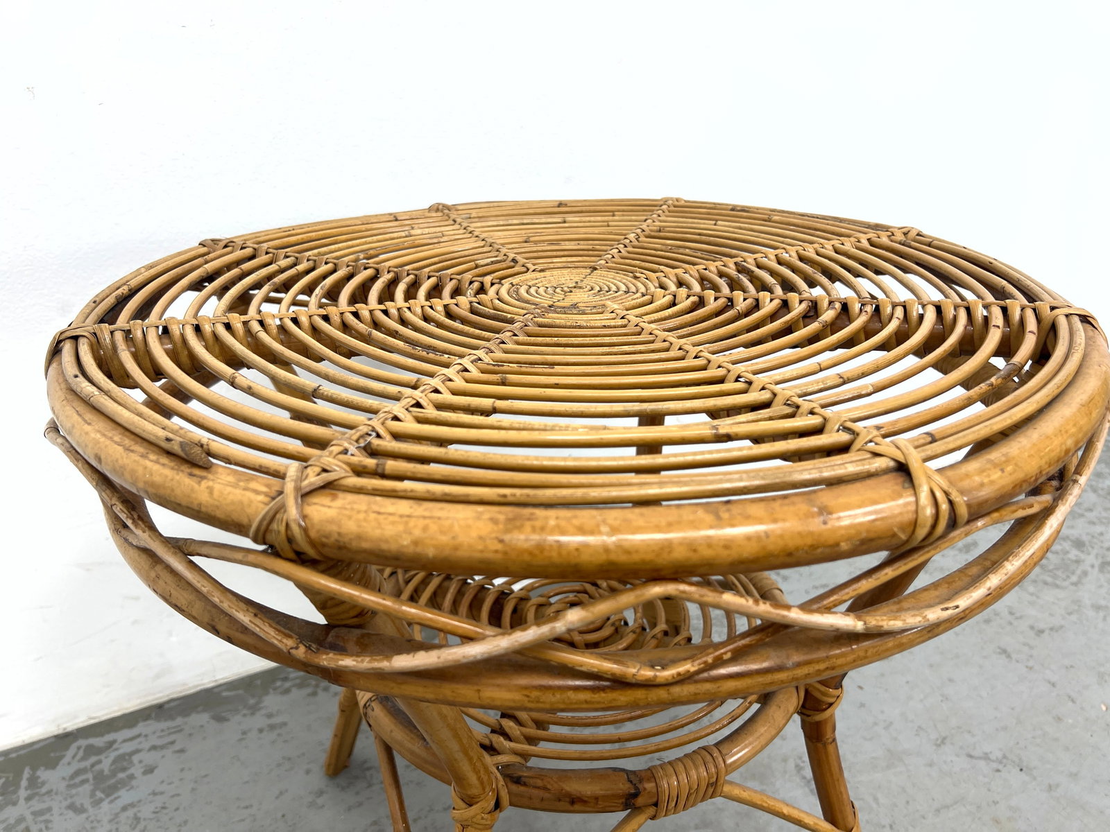 Round Albini style wicker side table. - 6