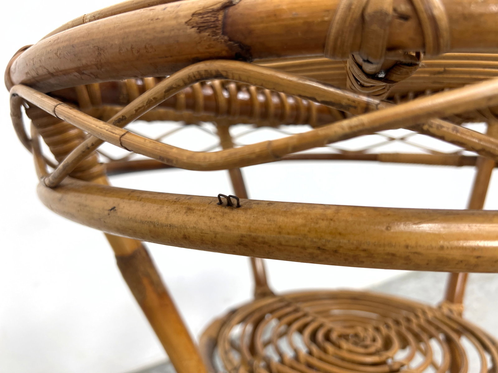 Round Albini style wicker side table. - 7