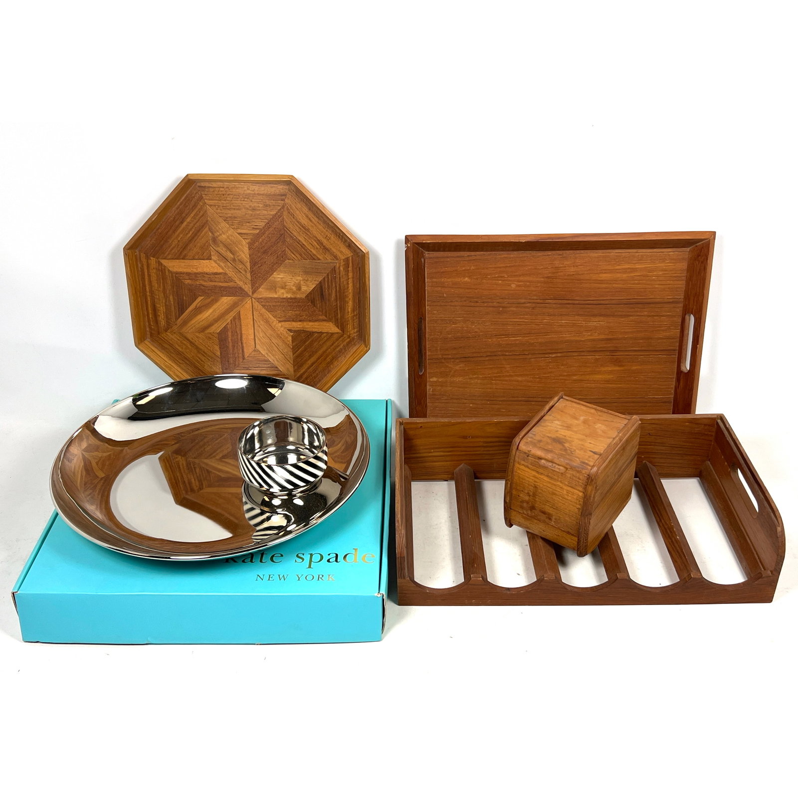 Mid Century Modern Lot. Kate Spade Serving Dish, Riekes Wood Tray, Teak Bottle Holder, etc.: Mid Century Modern Lot. Kate Spade Serving Dish, Riekes Wood Tray, Teak Bottle Holder, etc. Dimensions: Height: 5 inches, Width: 10.5 inches, Depth: 19 inches. ---