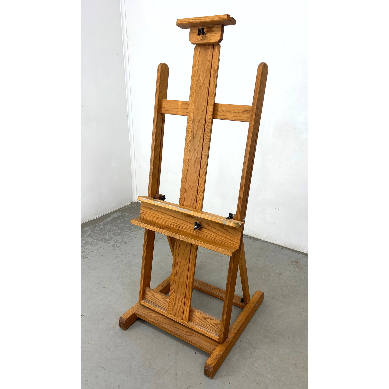 Heavy Duty Oak Adjustable Painting Easel. (1 of 10)