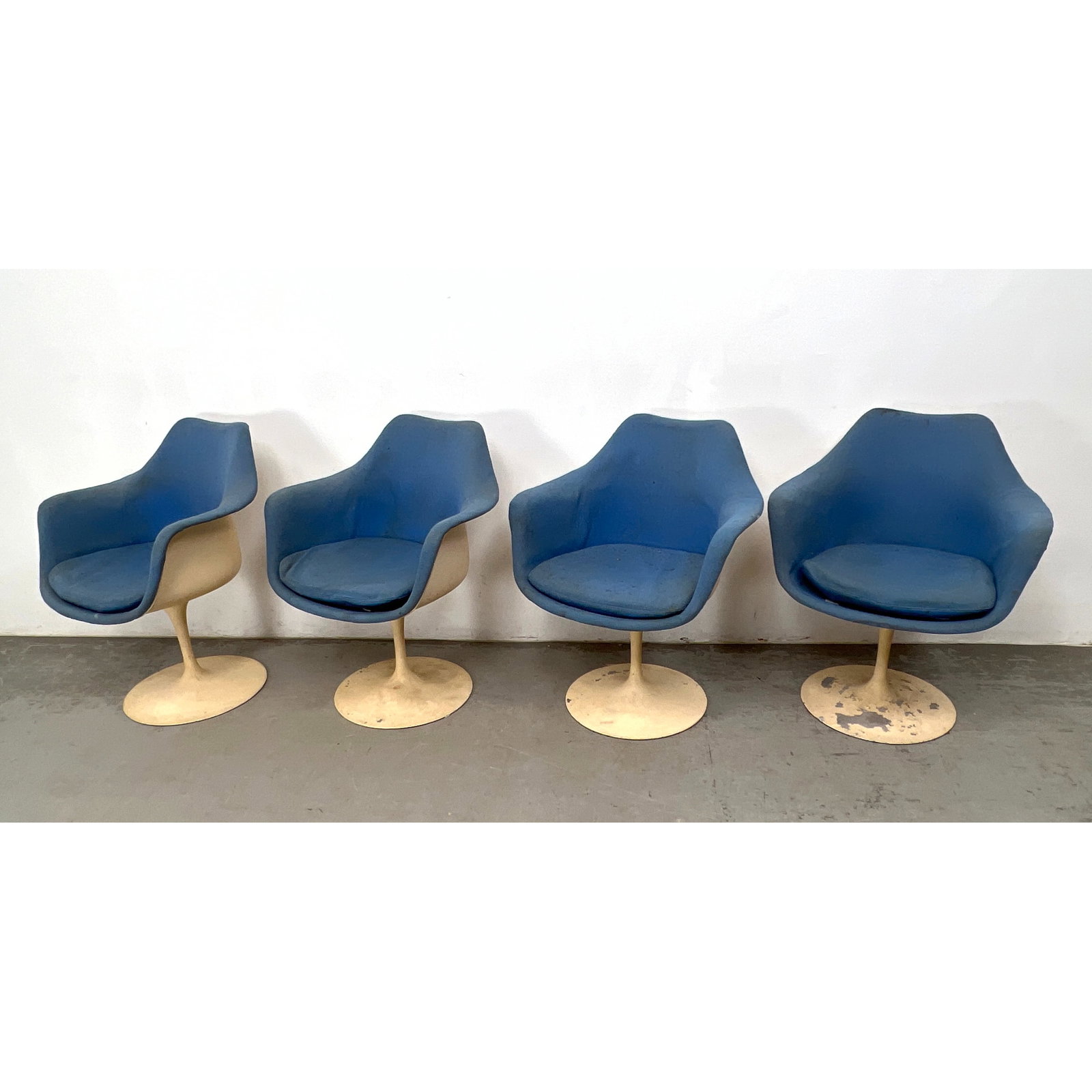 Set 4 Eero Saarinen for Knoll Tulip armchairs (1 of 14)