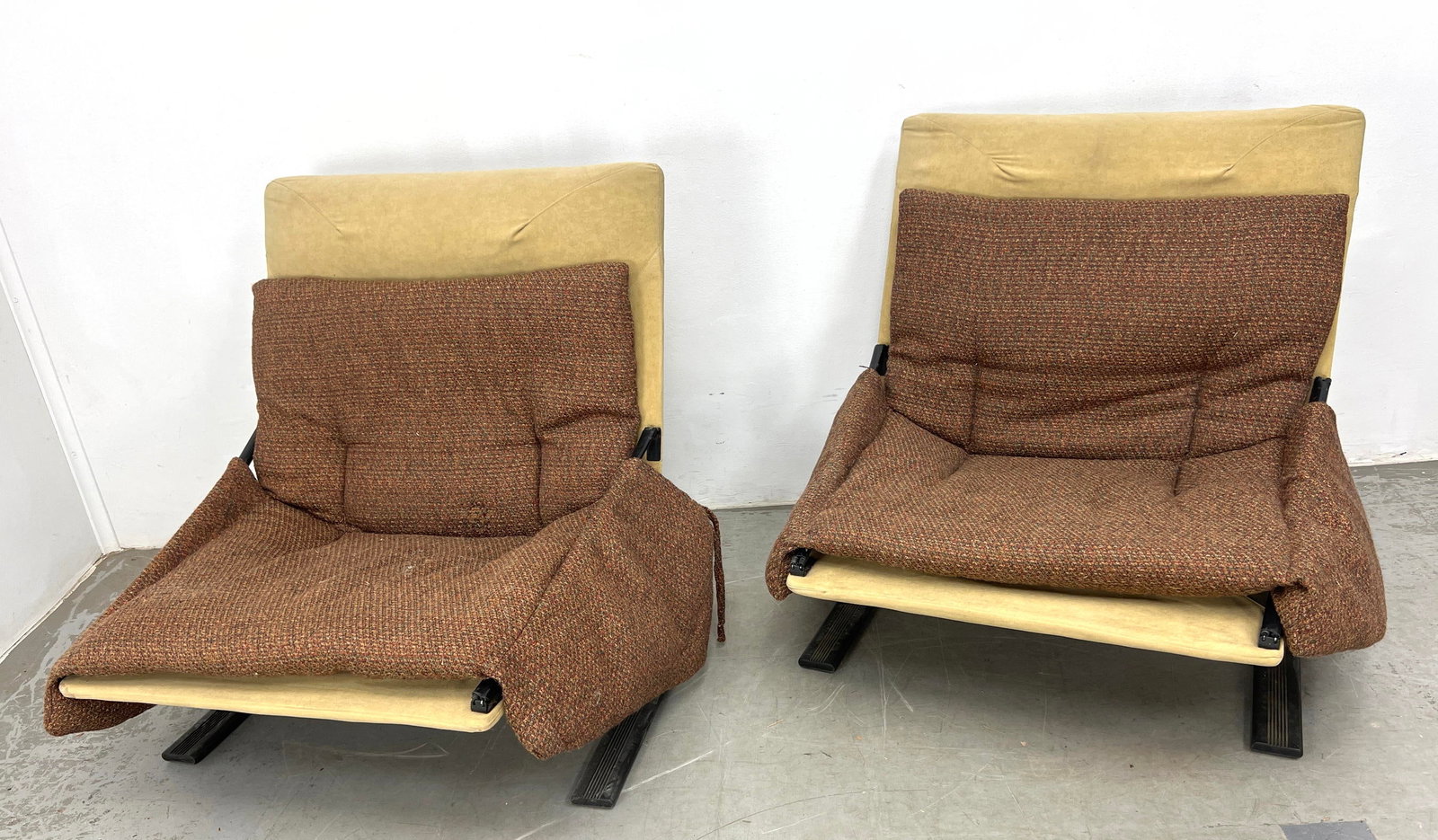 Pair Saporiti Italian Modern Lounge Chairs. (1 of 9)