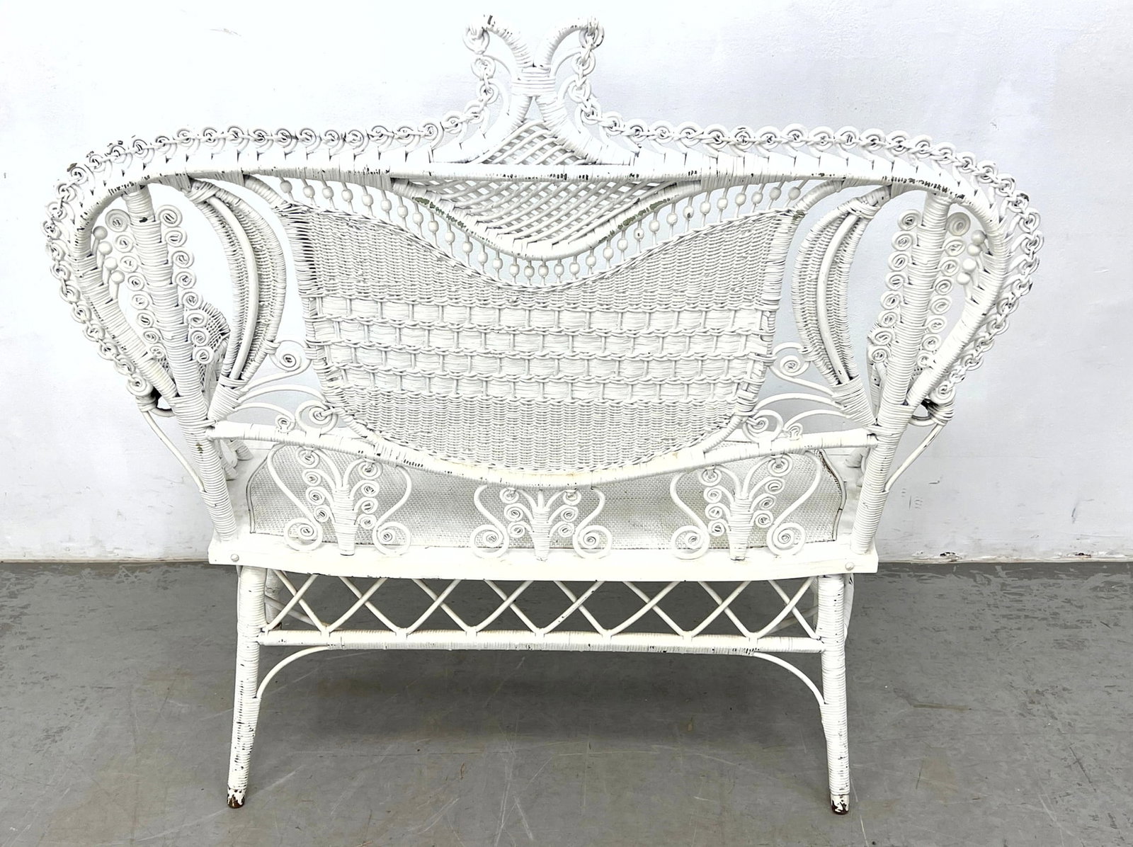 Vintage White Wicker Settee Sofa. - 10